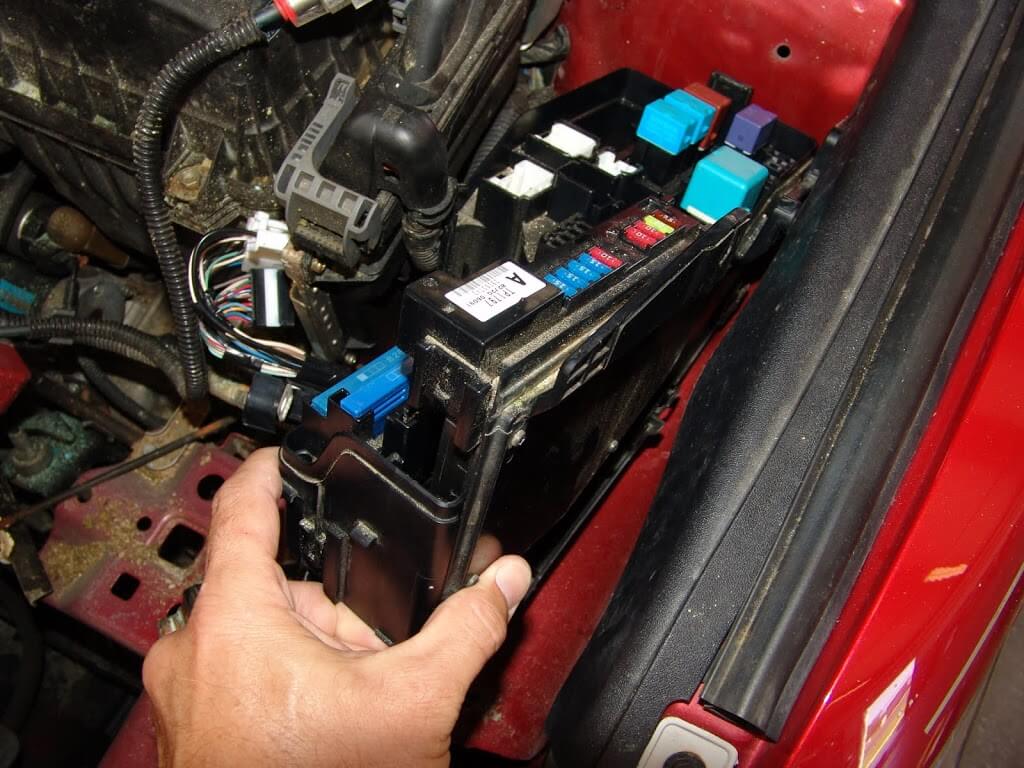2009 Toyota Camry Changing The Multi Fuse Block - Sparky's ...