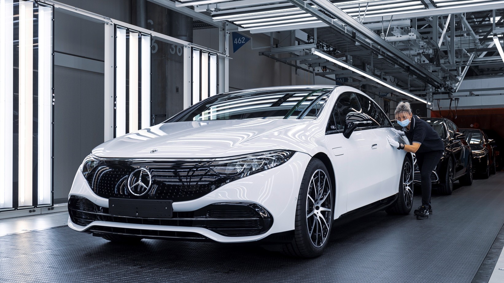 2022 Mercedes-Benz EQS Goes Into ...