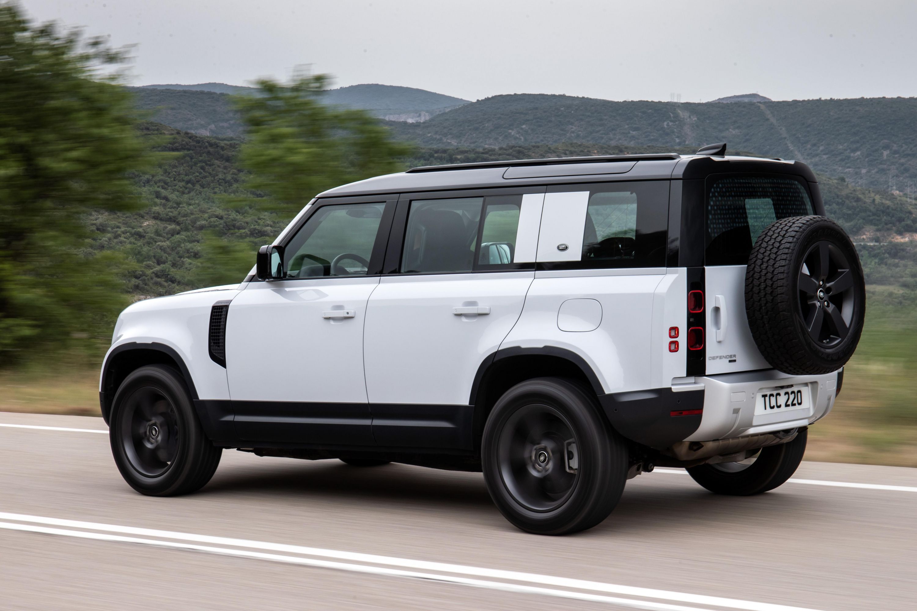 Land Rover plug-in hybrid offensive ...