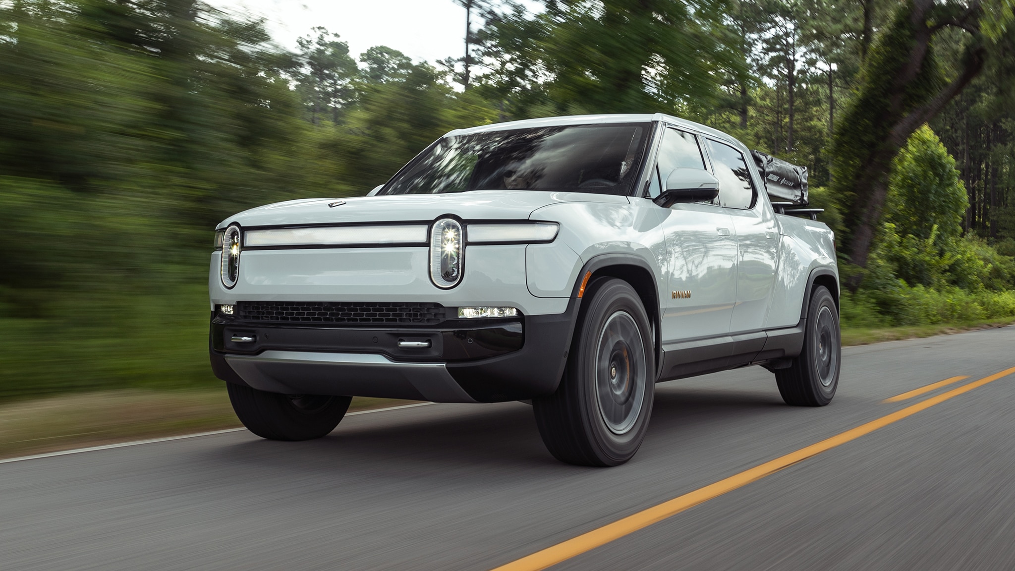 Motor Trend Review: The 2022 Rivian R1T ...