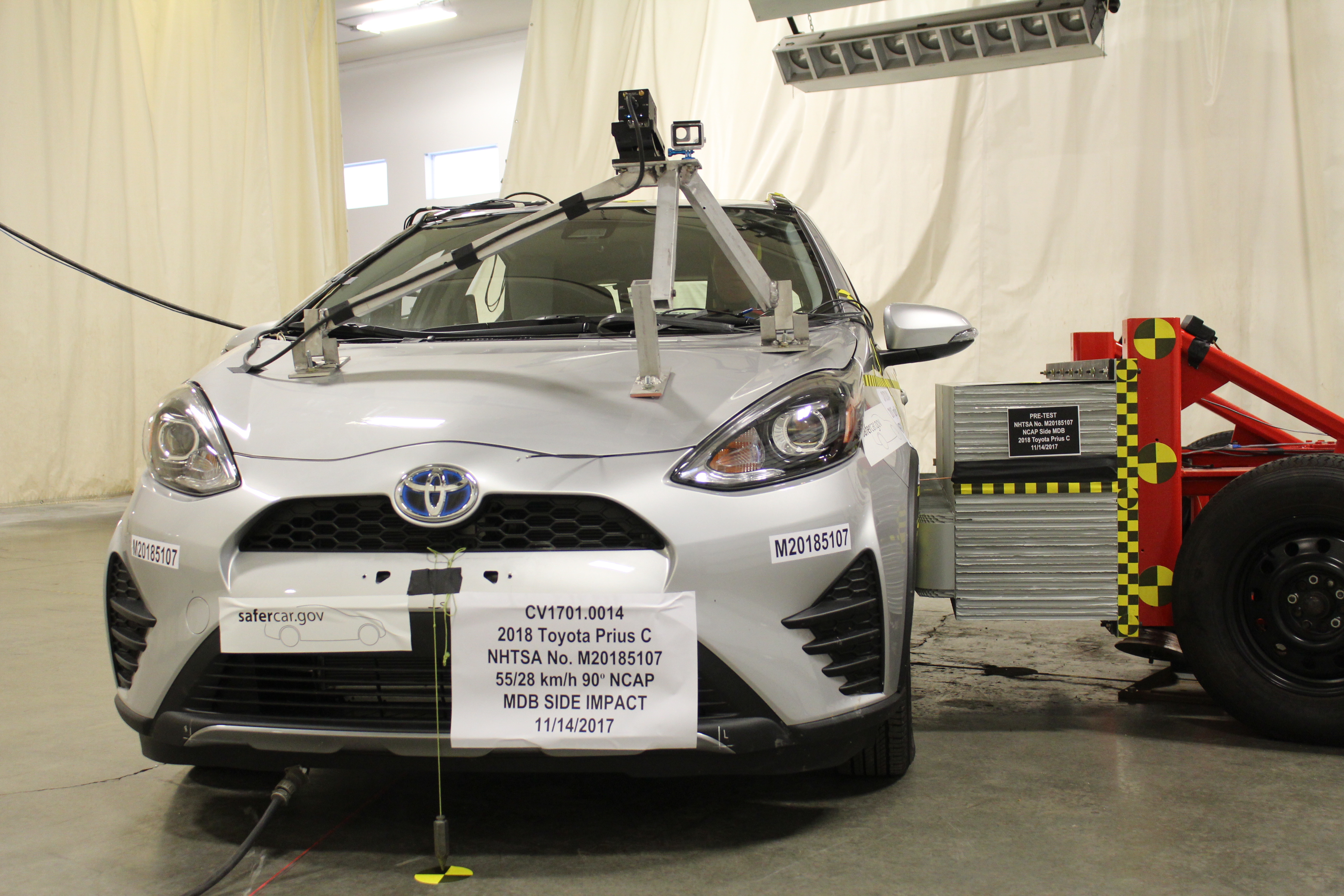 2018 TOYOTA PRIUS C crash image 17