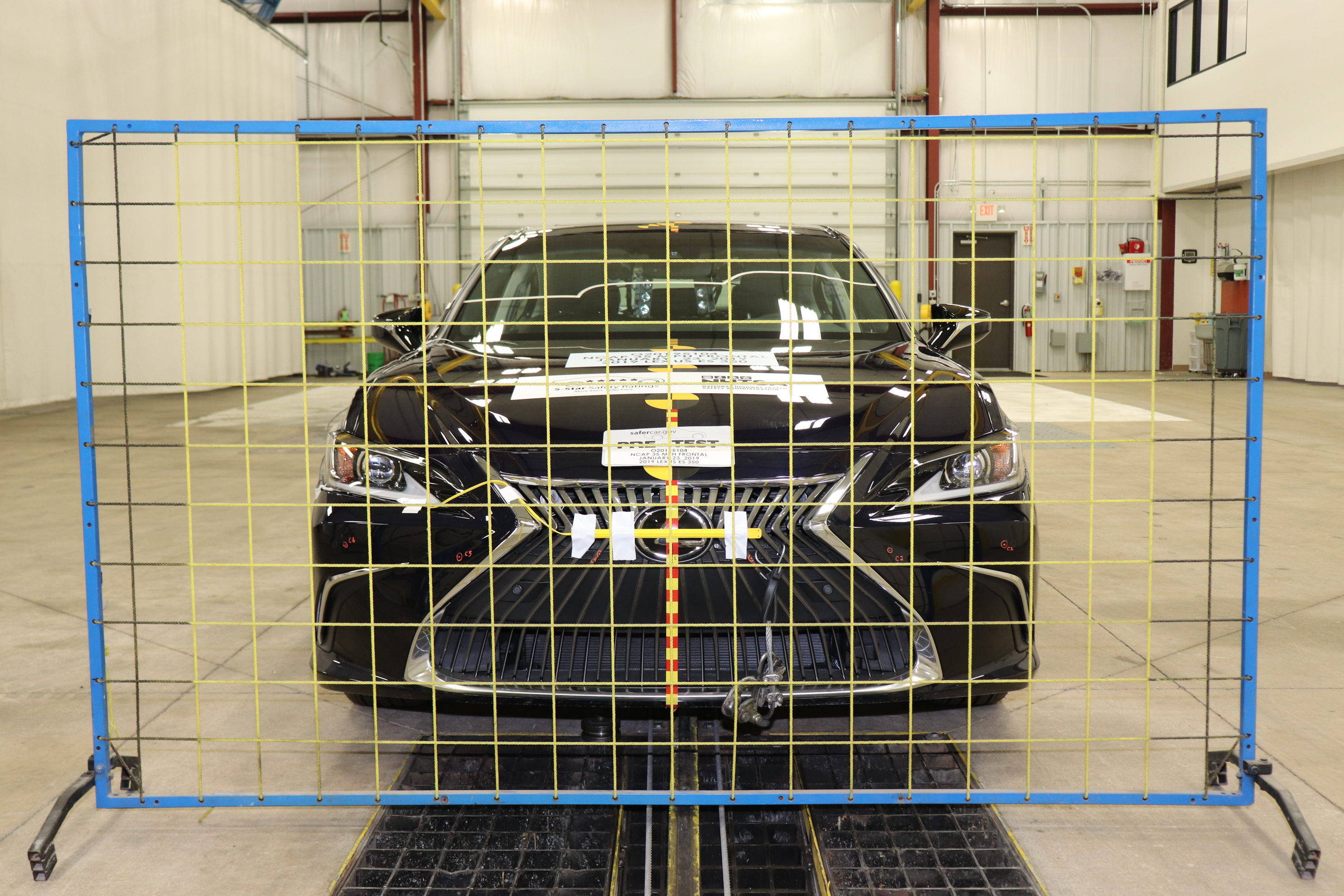 2019 LEXUS ES 350 crash-test photo