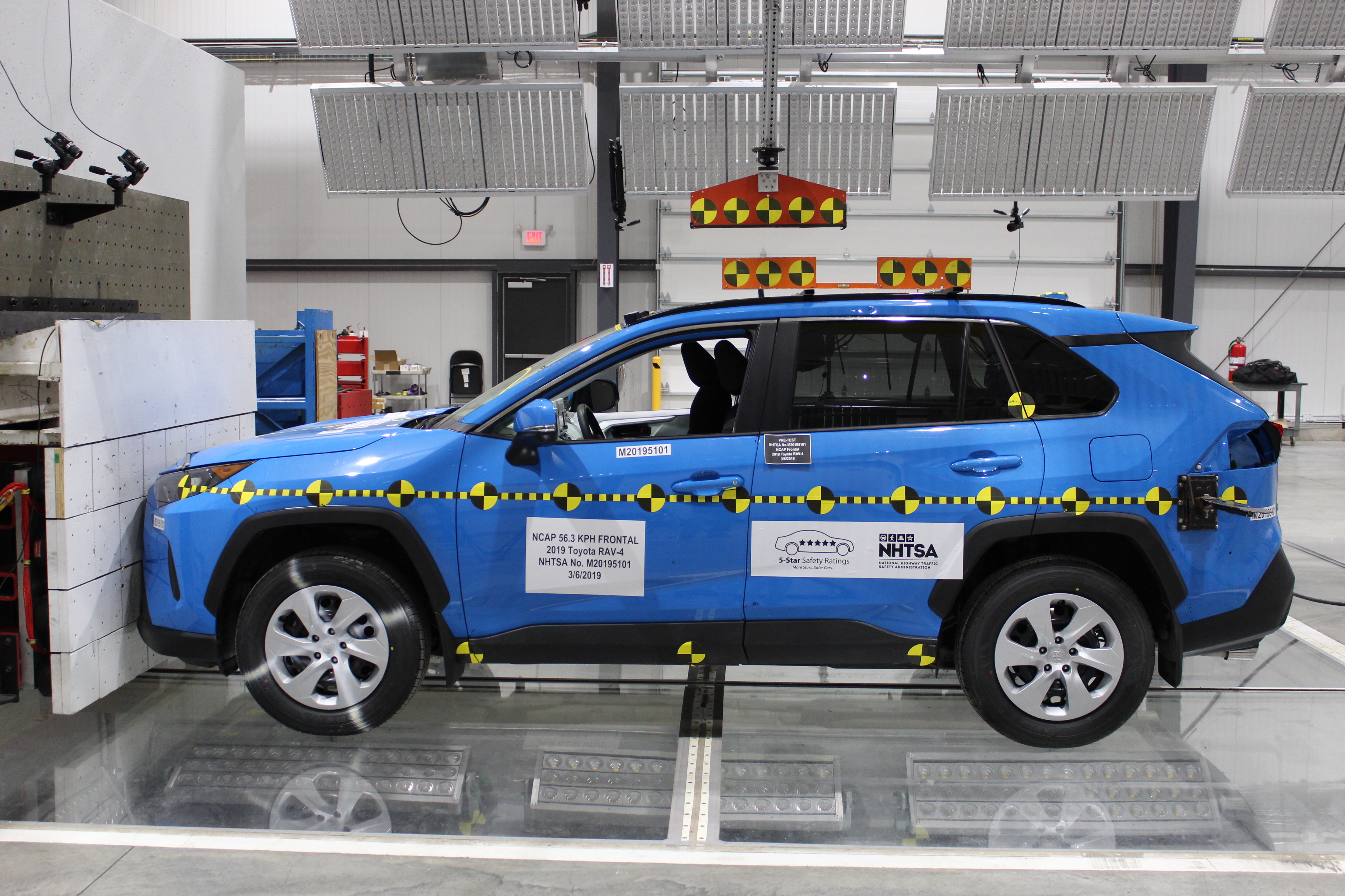 2019 TOYOTA RAV4 crash image 11