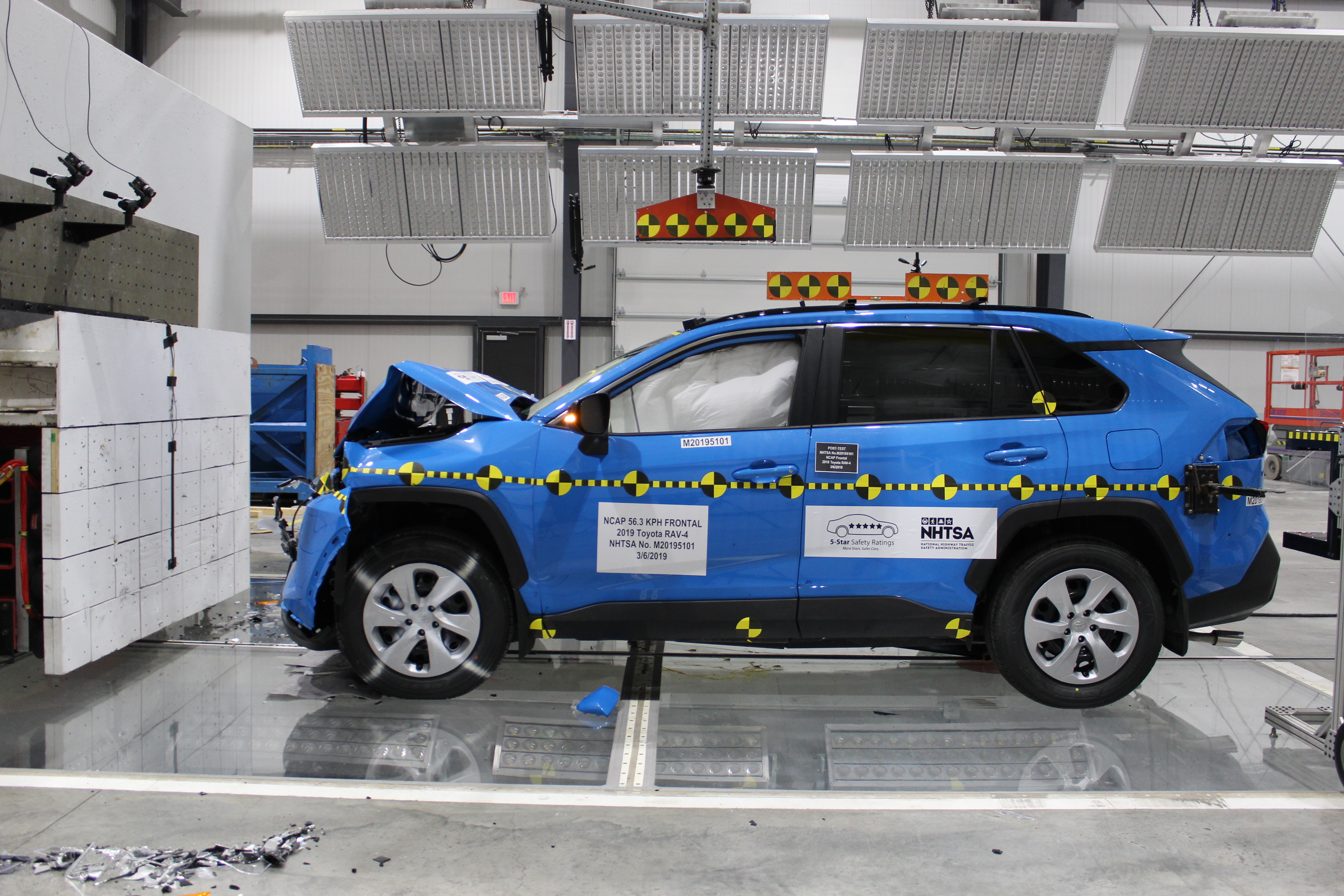 2019 TOYOTA RAV4 crash image 12