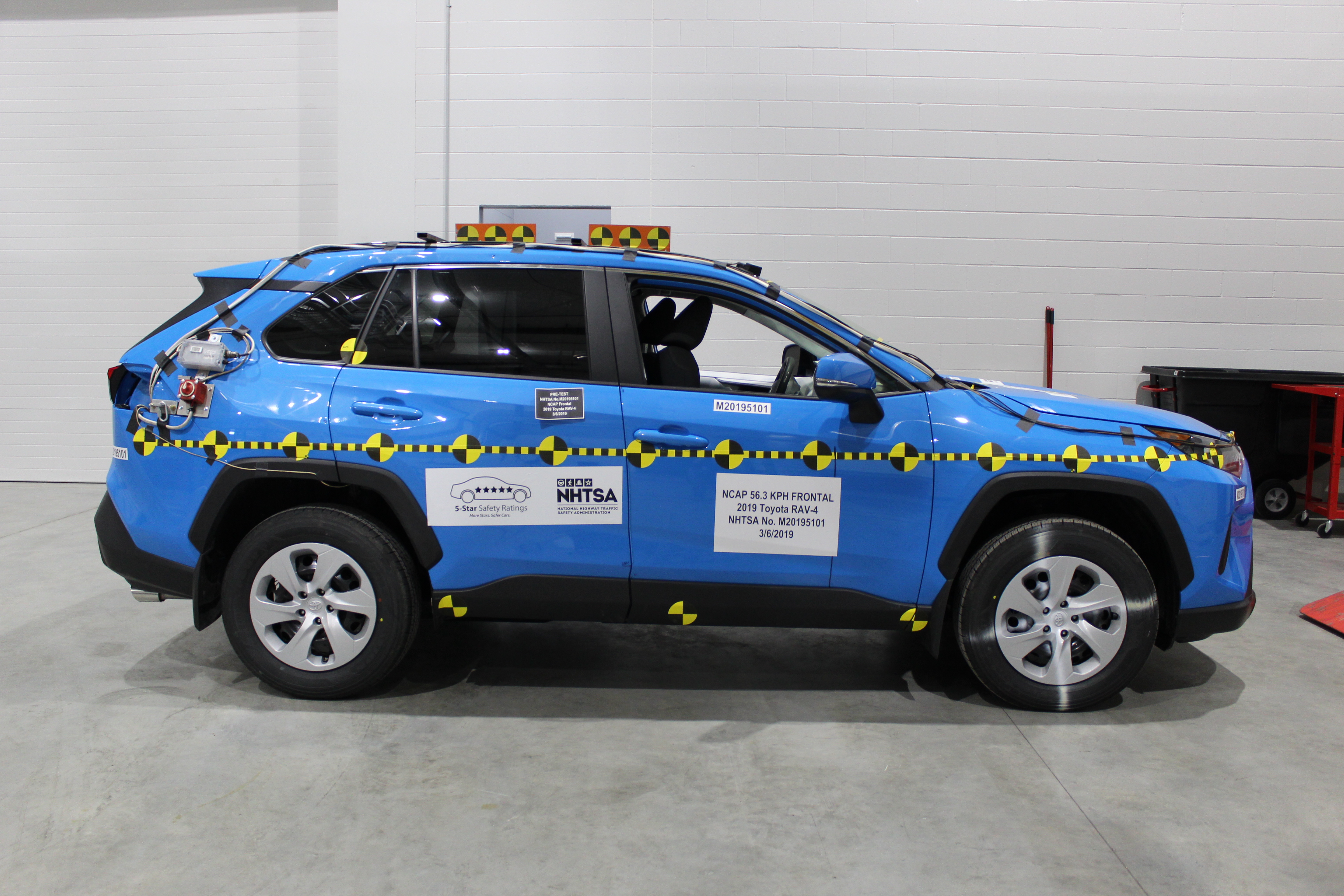 2019 TOYOTA RAV4 crash image 13