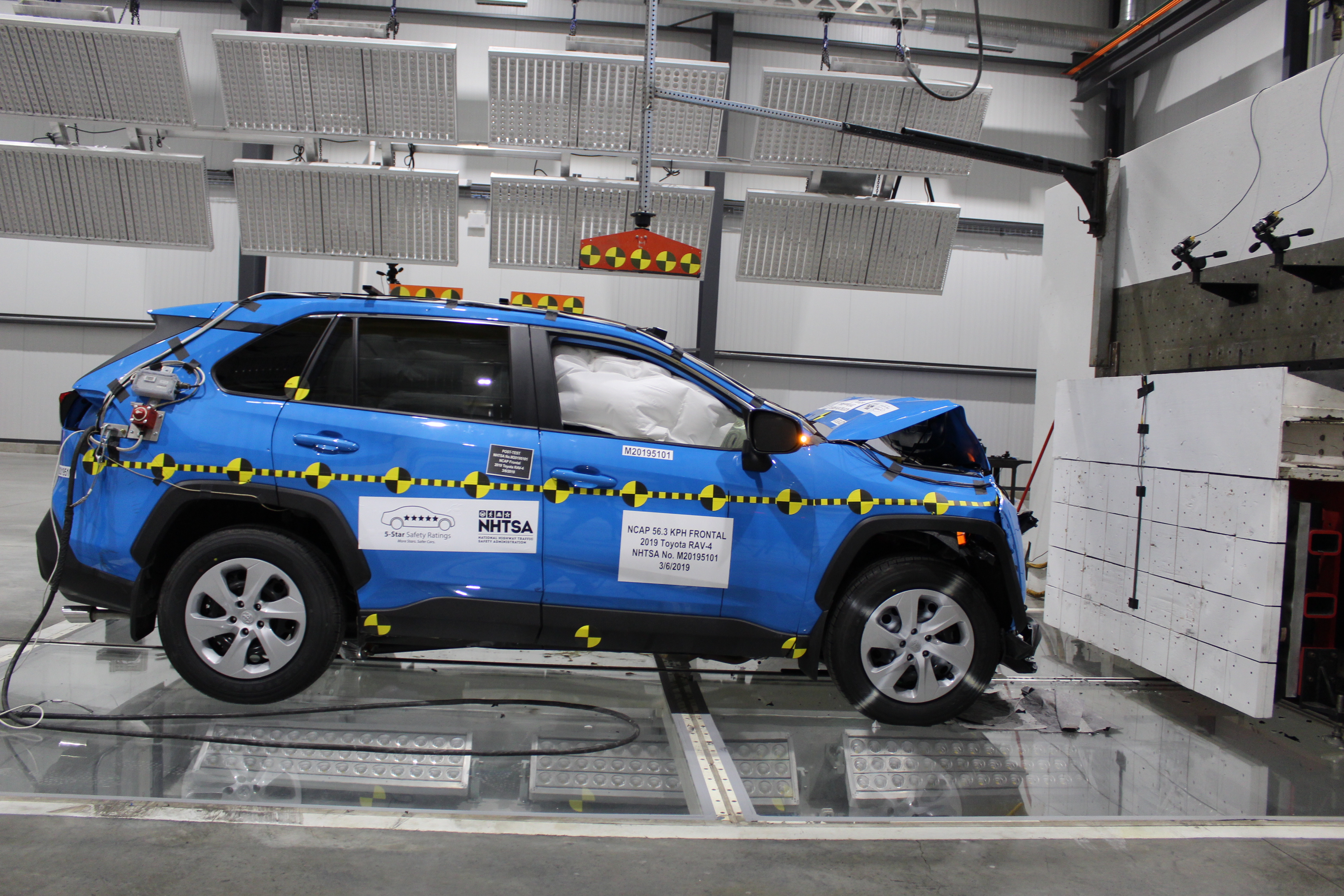 2019 TOYOTA RAV4 crash image 14