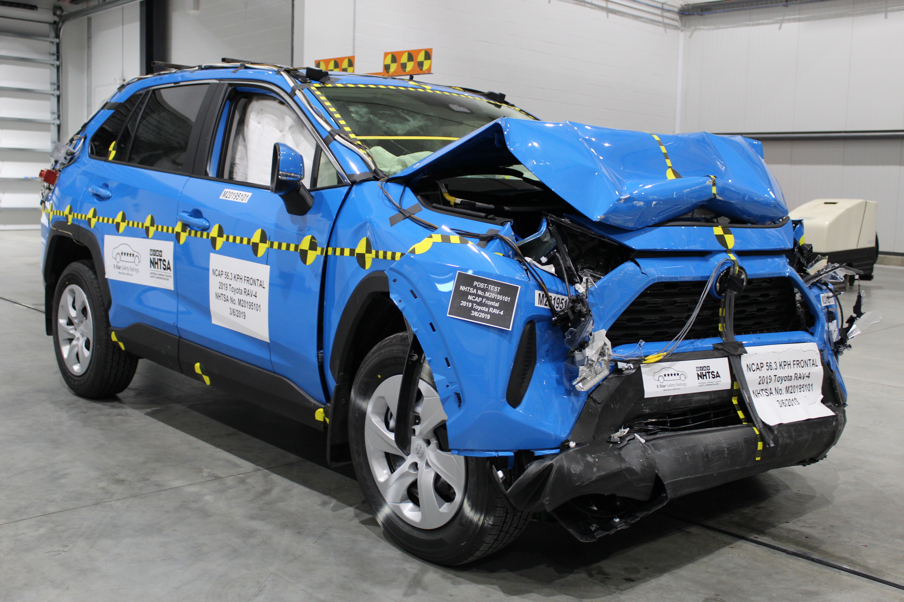 2019 TOYOTA RAV4 crash image 16