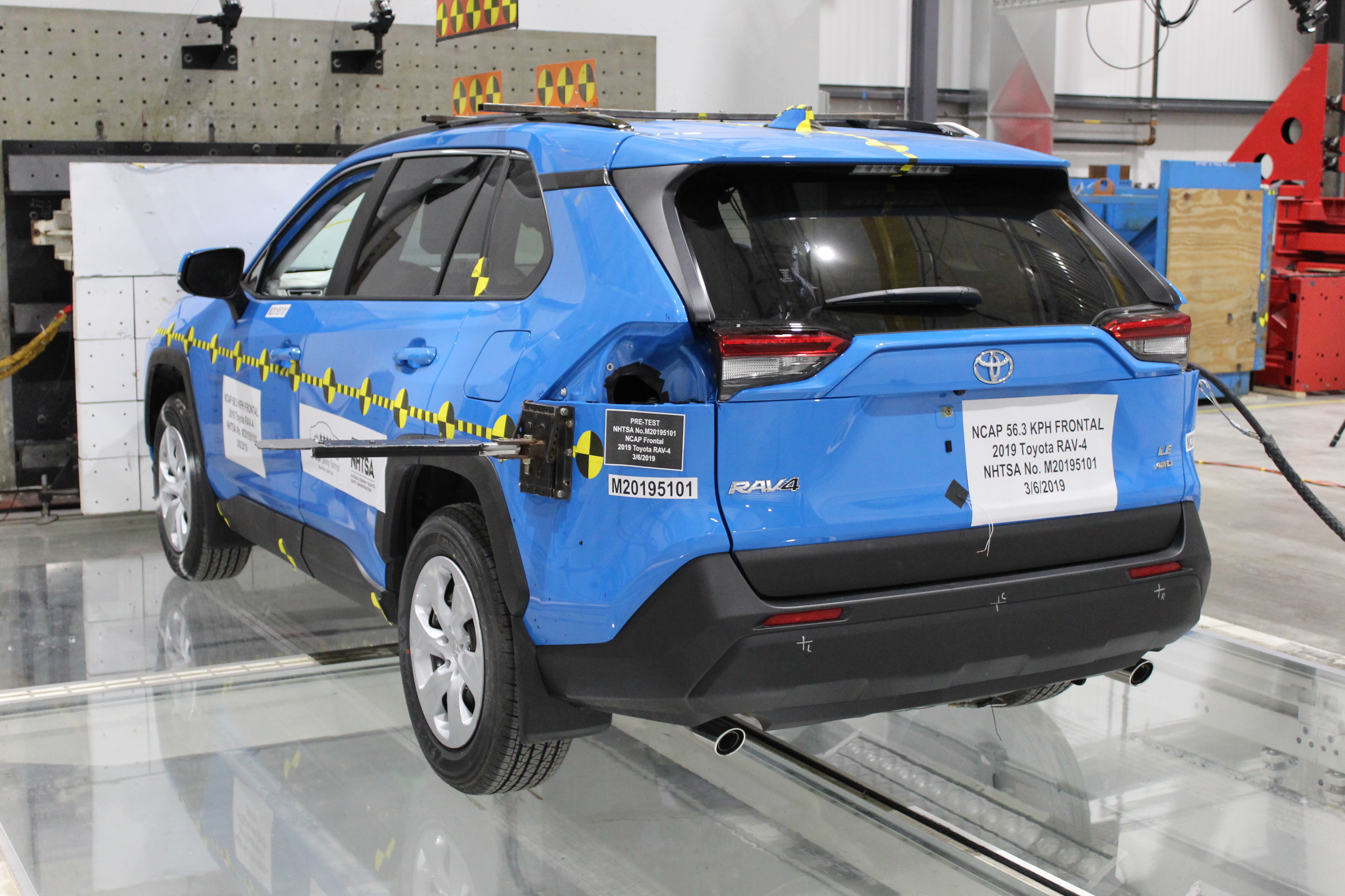 2019 TOYOTA RAV4 crash image 17
