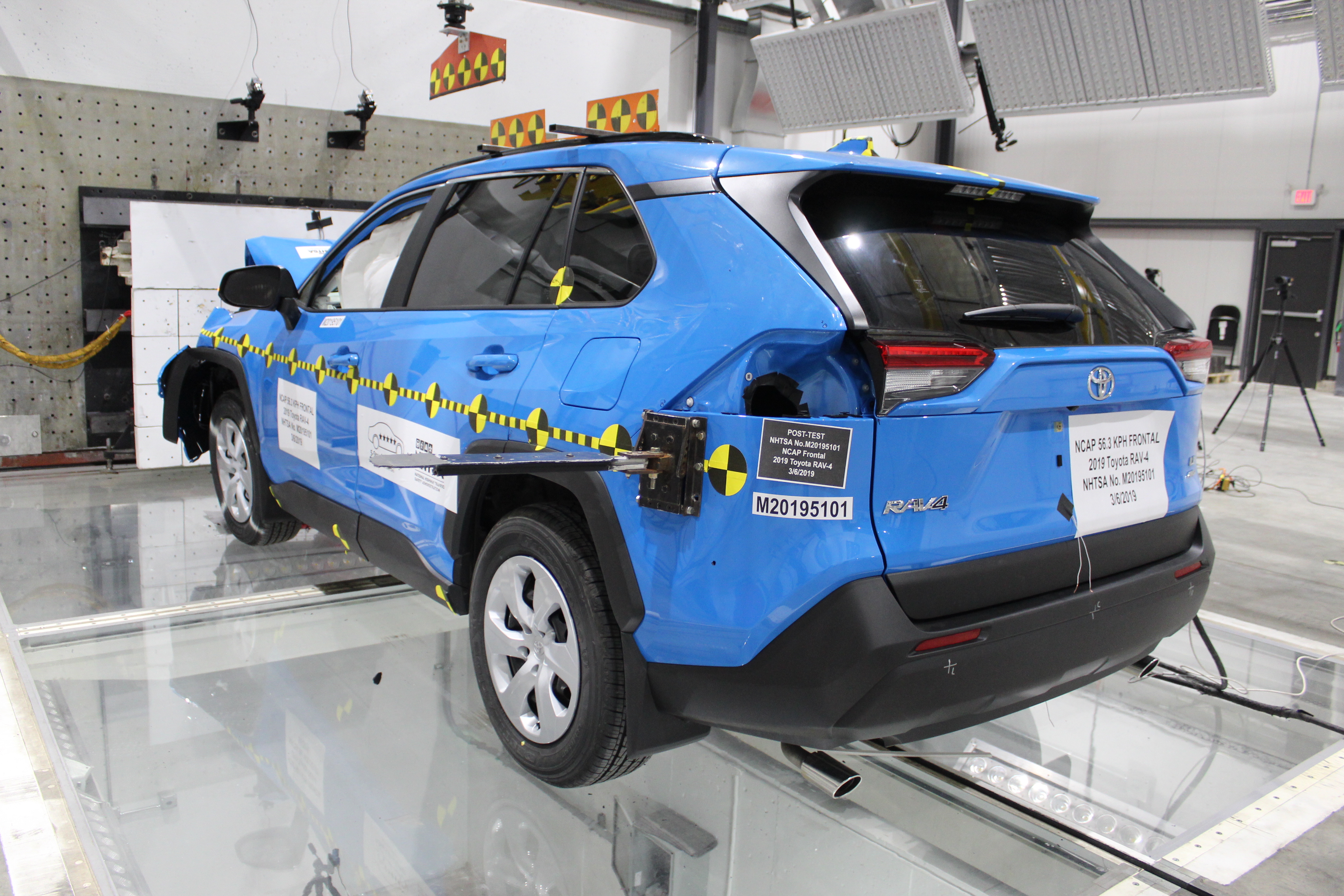 2019 TOYOTA RAV4 crash image 18