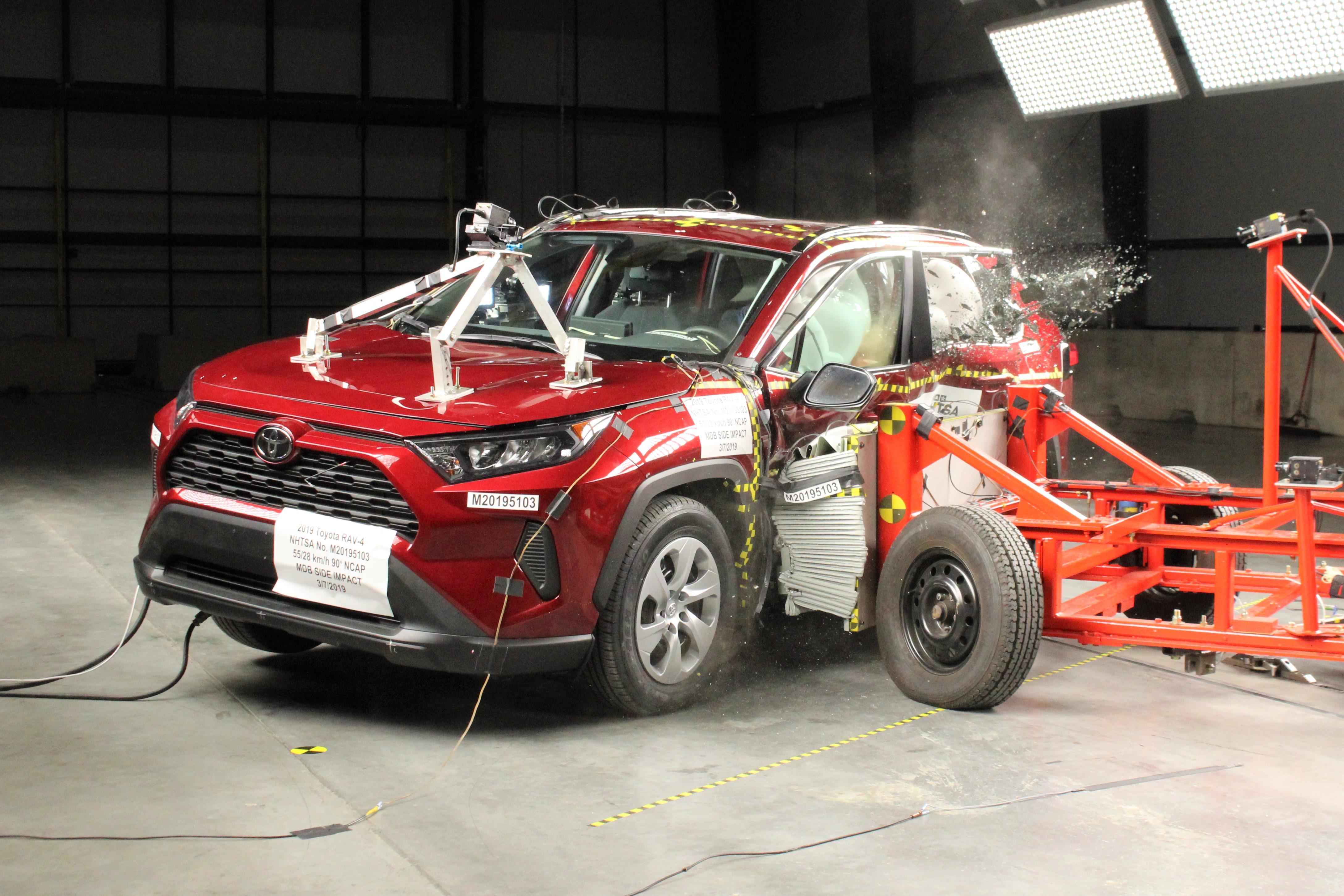 2019 TOYOTA RAV4 crash image