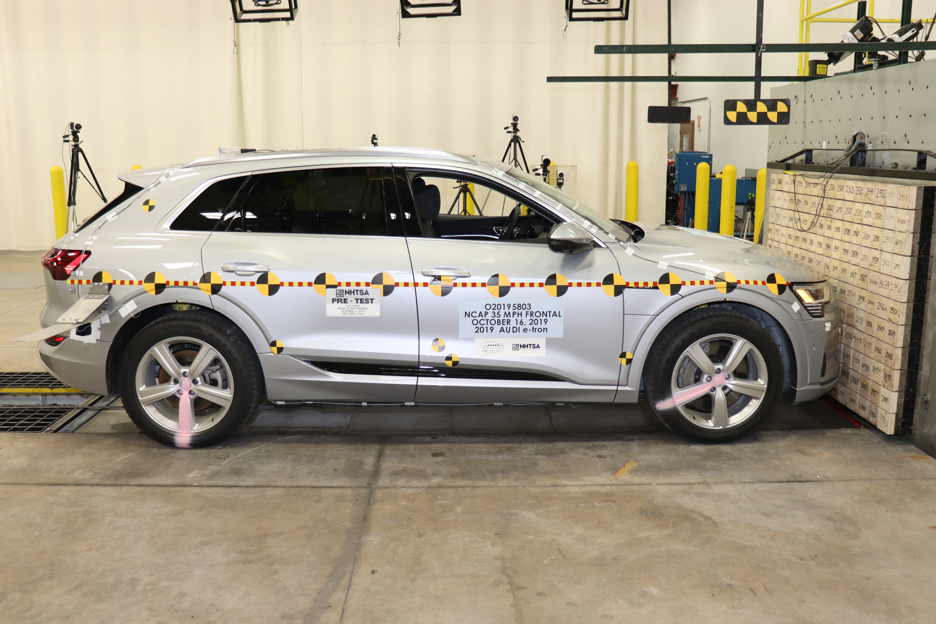 2019 AUDI e-tron crash image 12