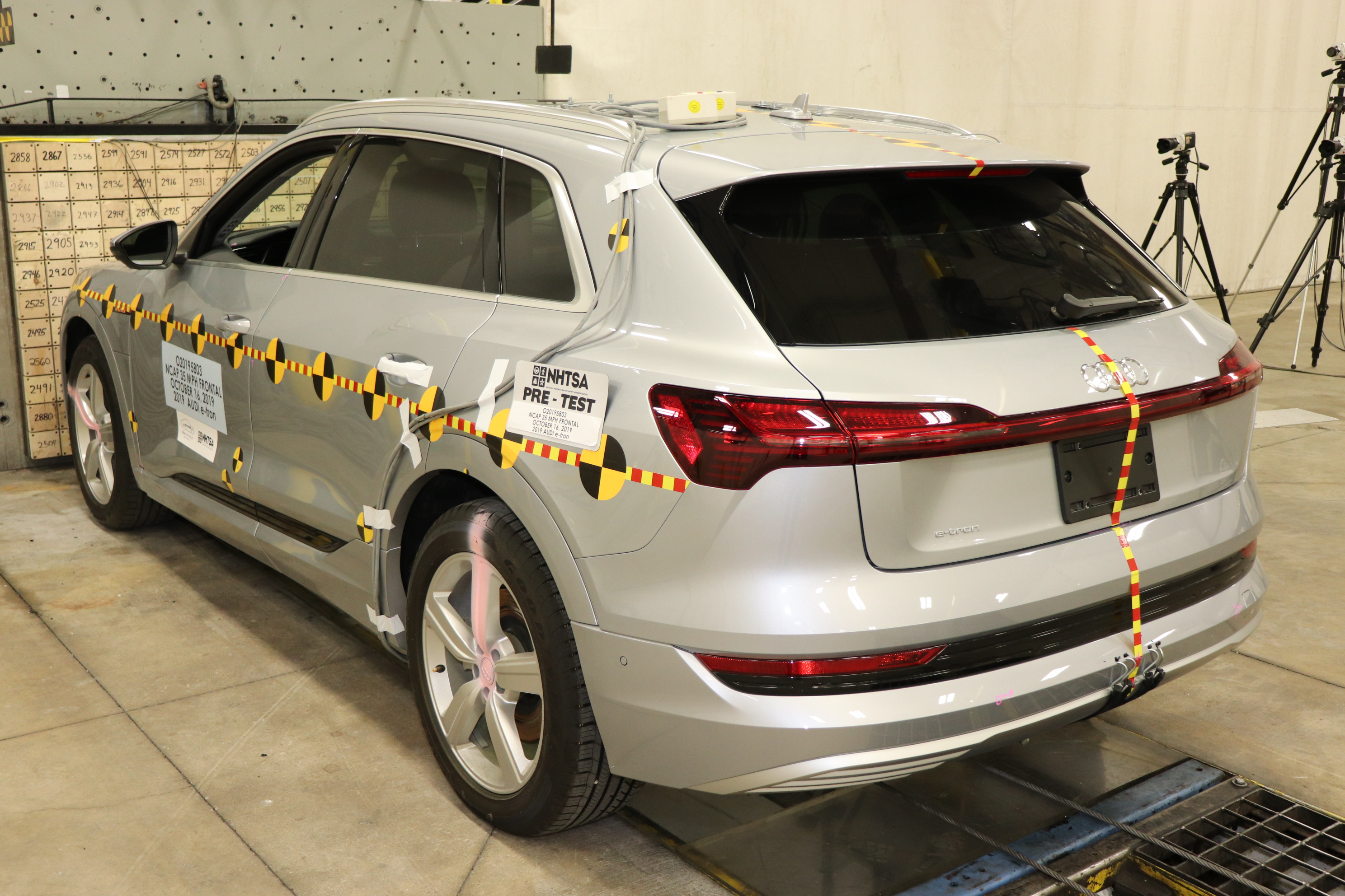 2019 AUDI e-tron crash image 16