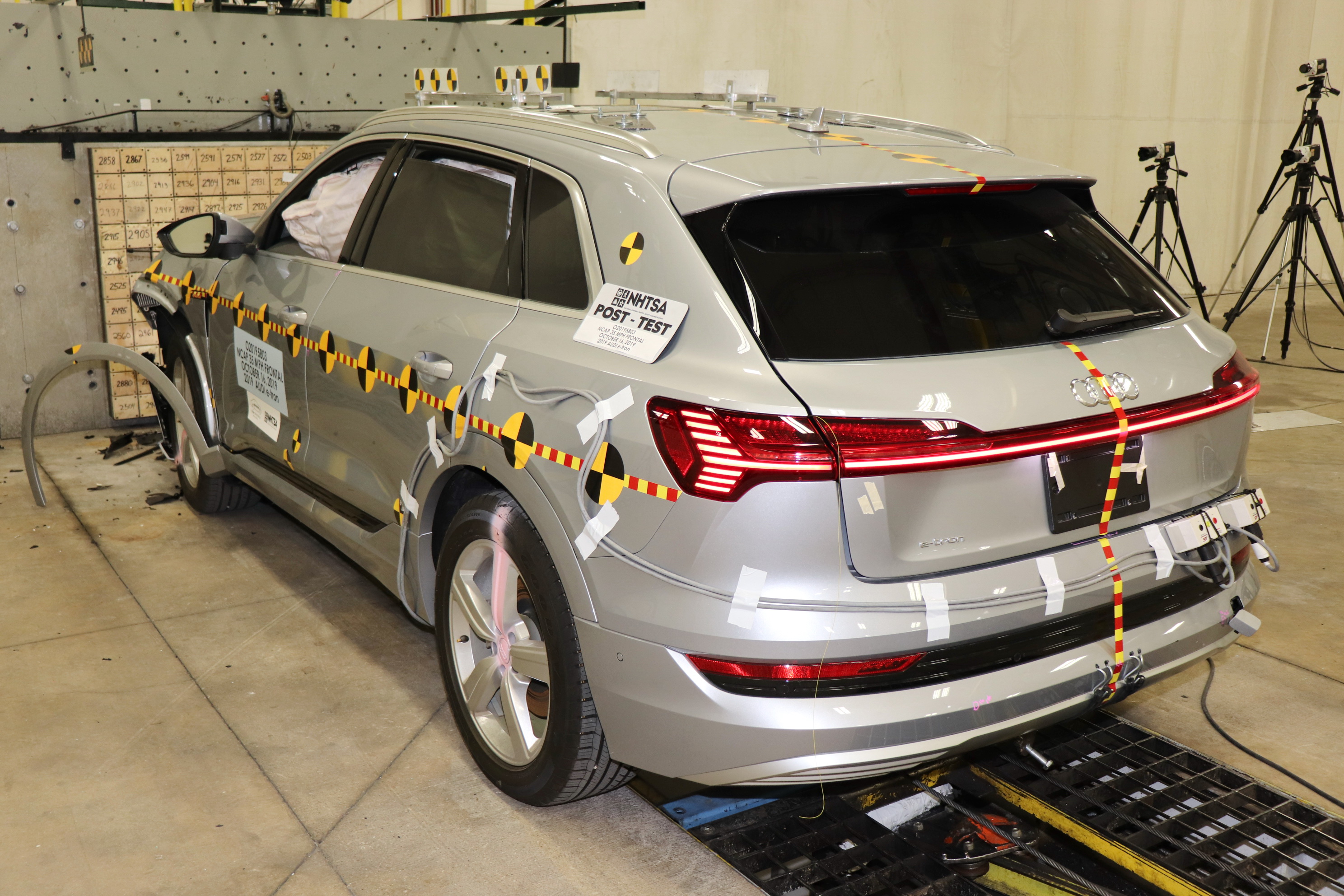 2019 AUDI e-tron crash image 17