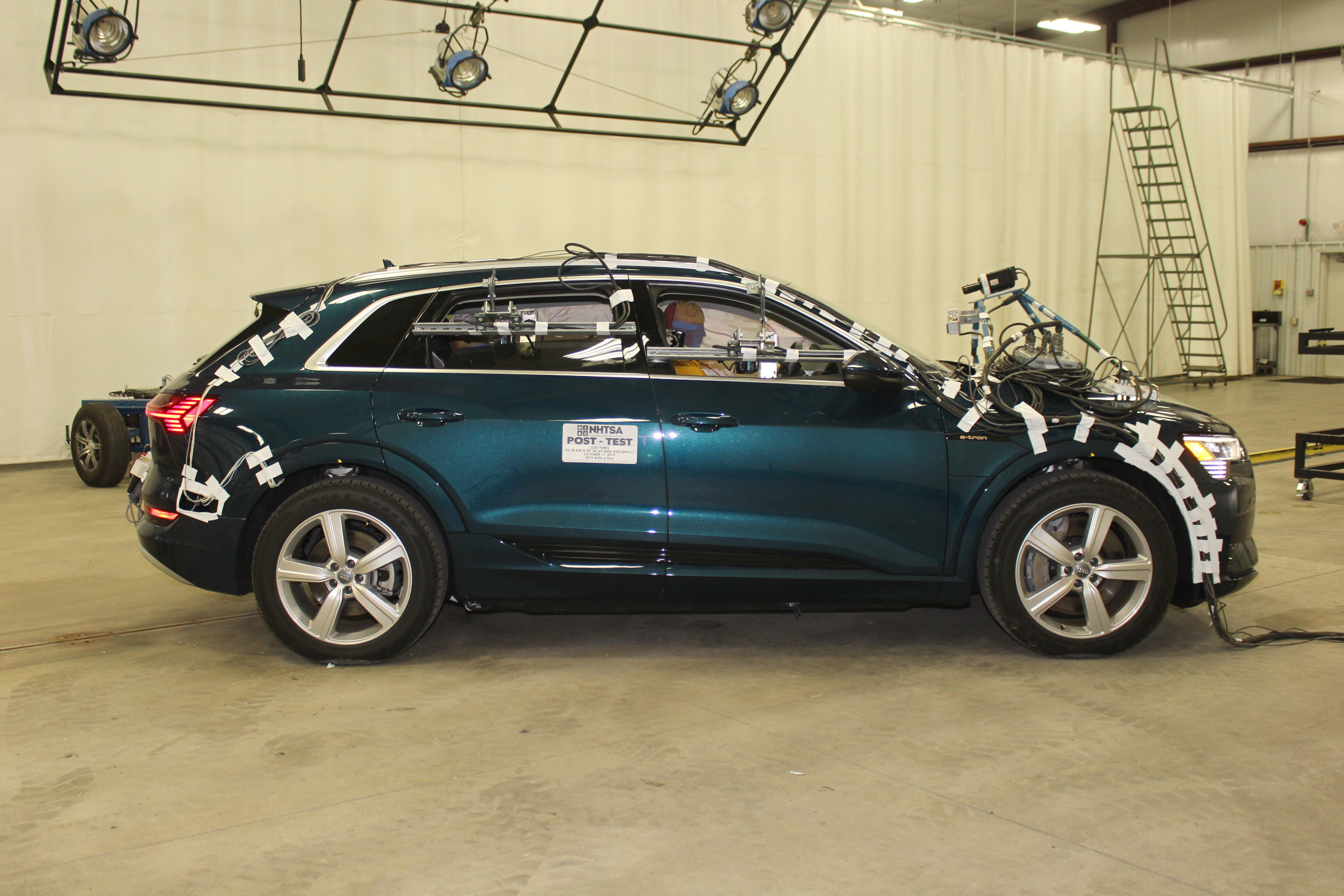 2019 AUDI e-tron crash image 14