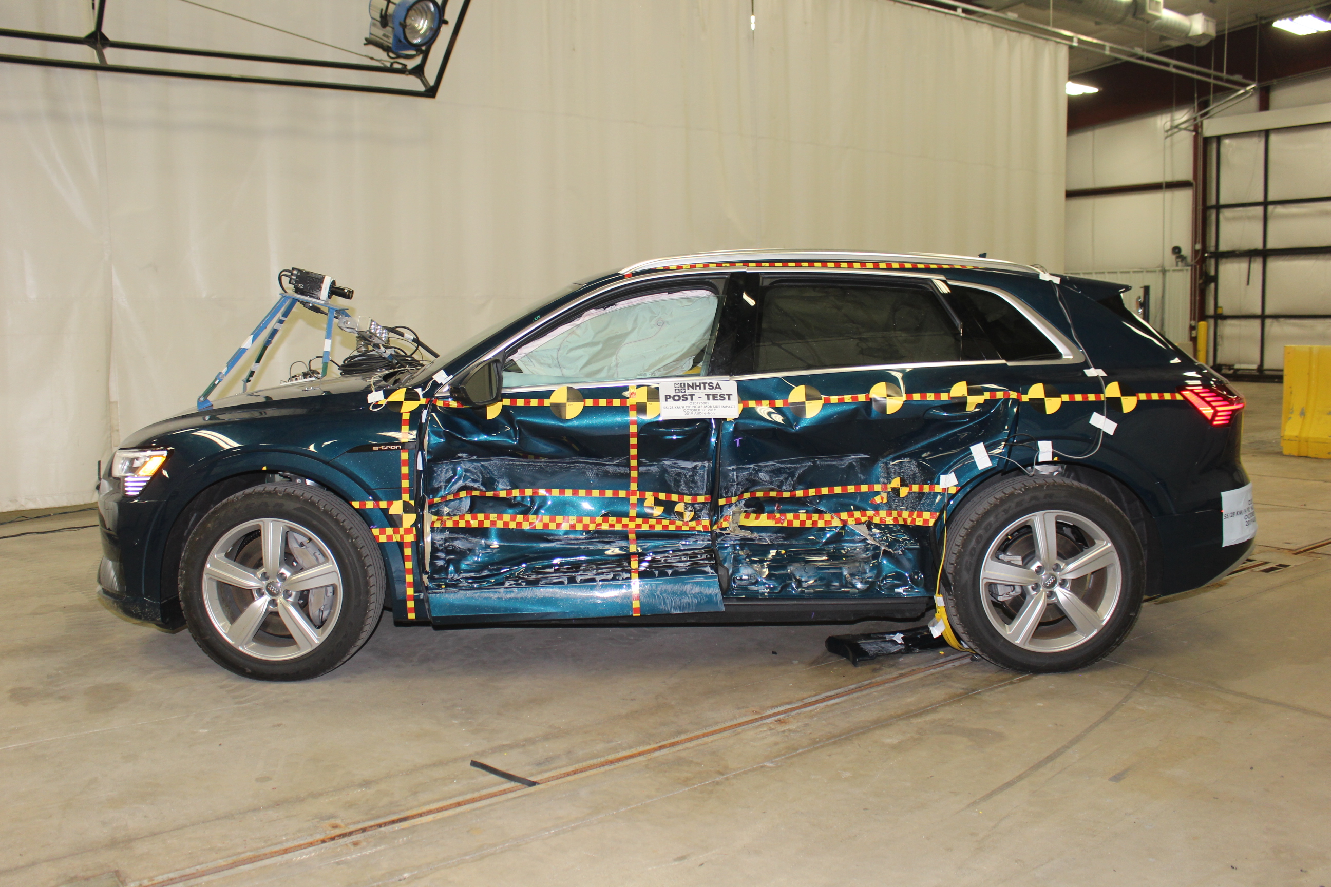 2019 AUDI e-tron crash image 8