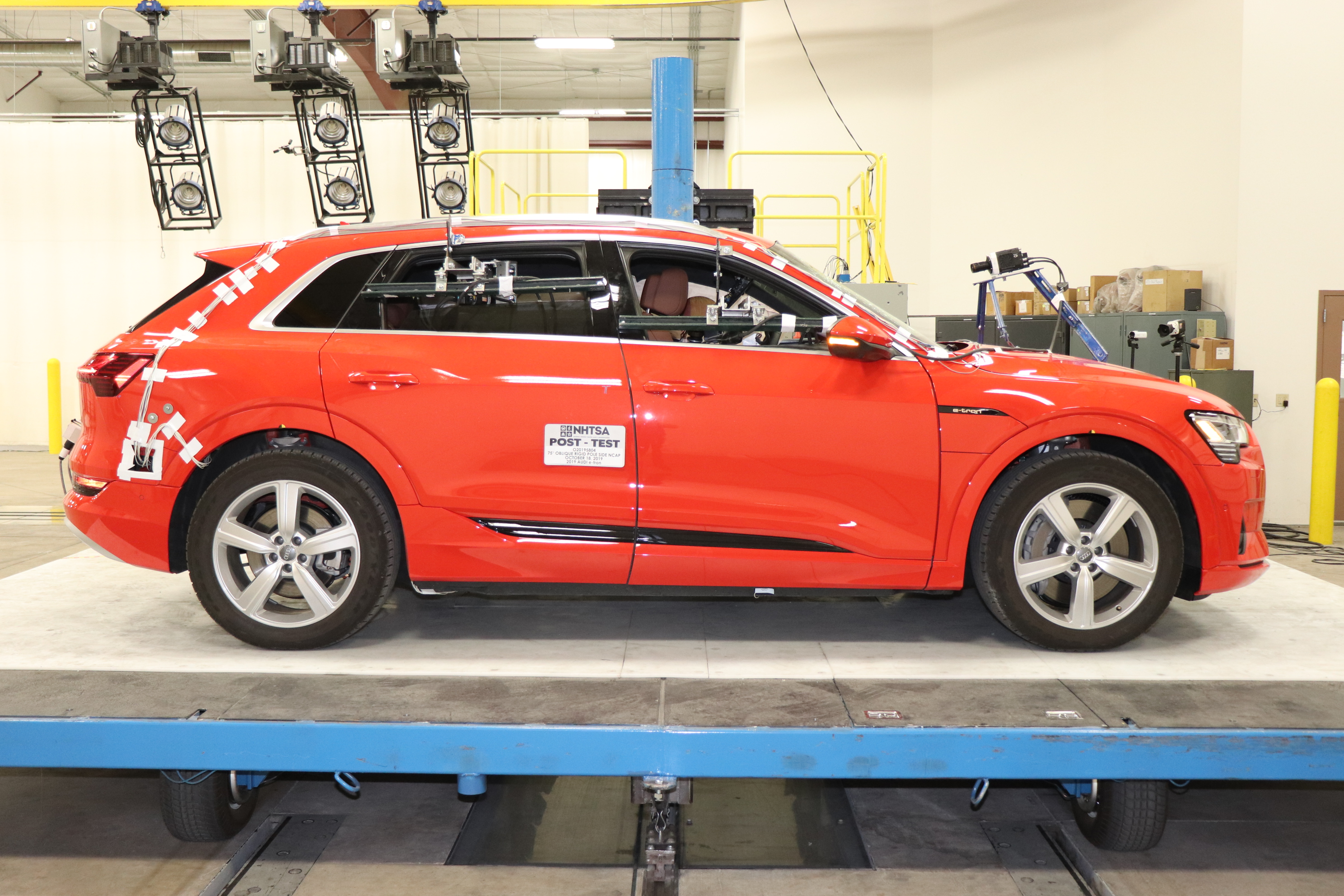 2019 AUDI e-tron crash image 14