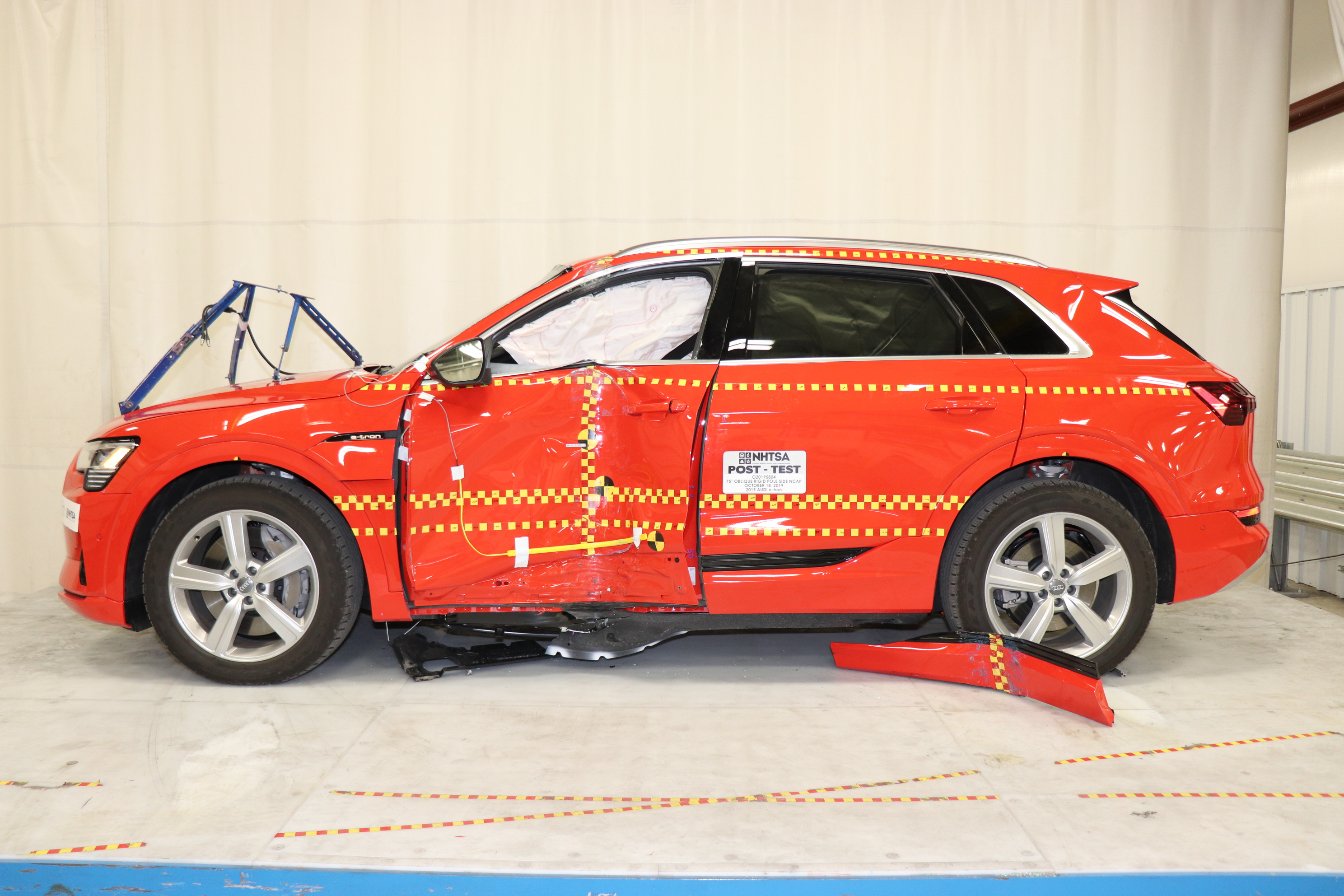 2019 AUDI e-tron crash image 8