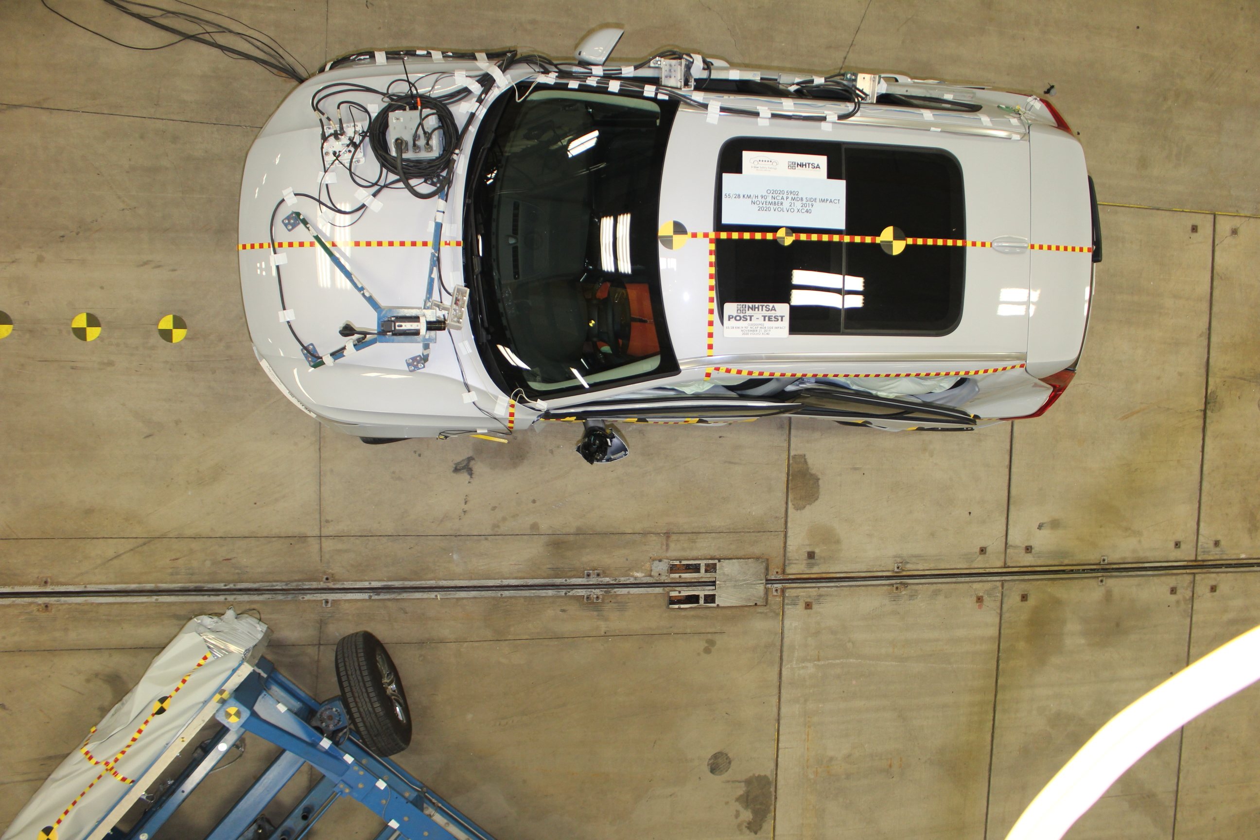 2020 VOLVO XC40 T4 crash image 16