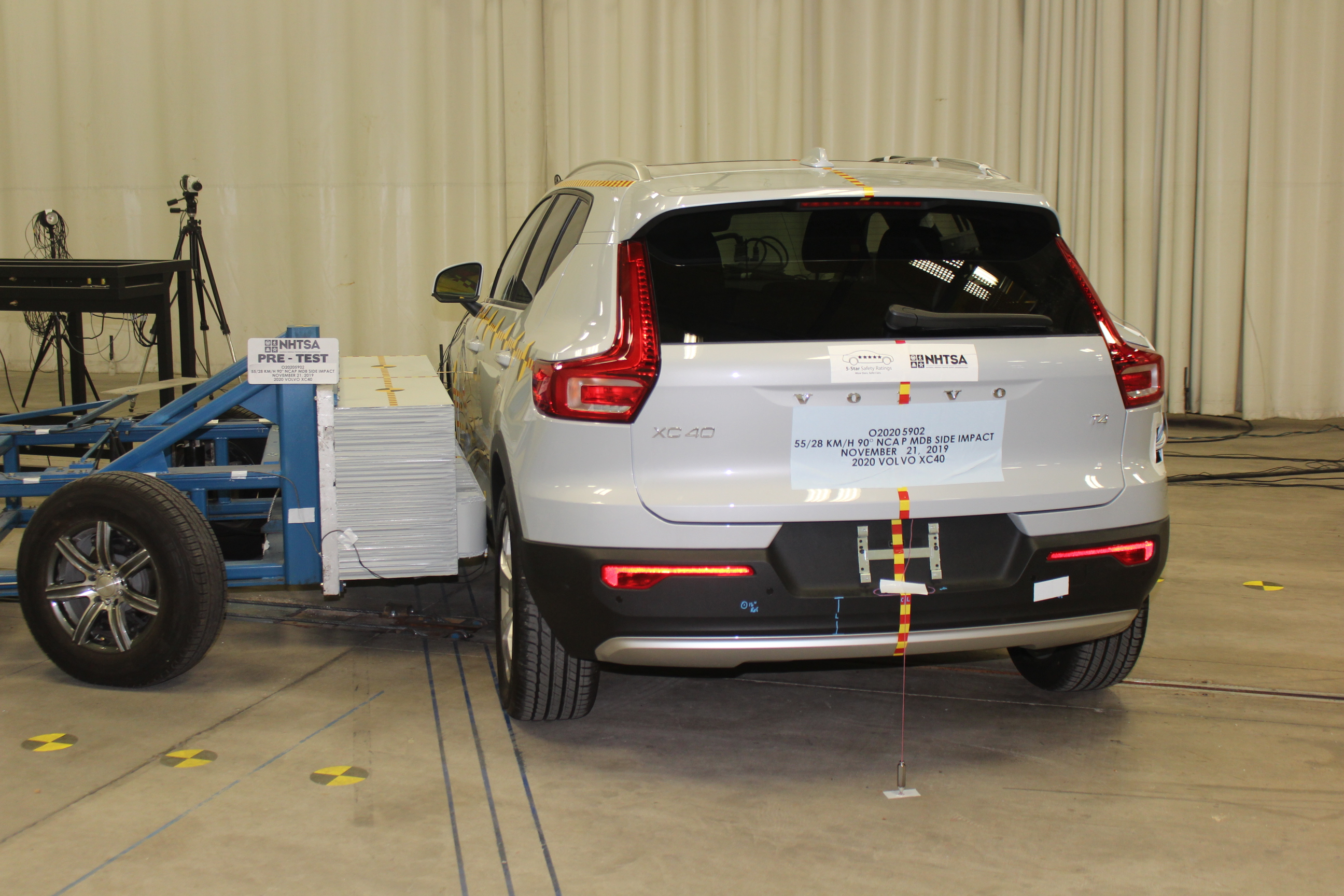 2020 VOLVO XC40 T4 crash image 18