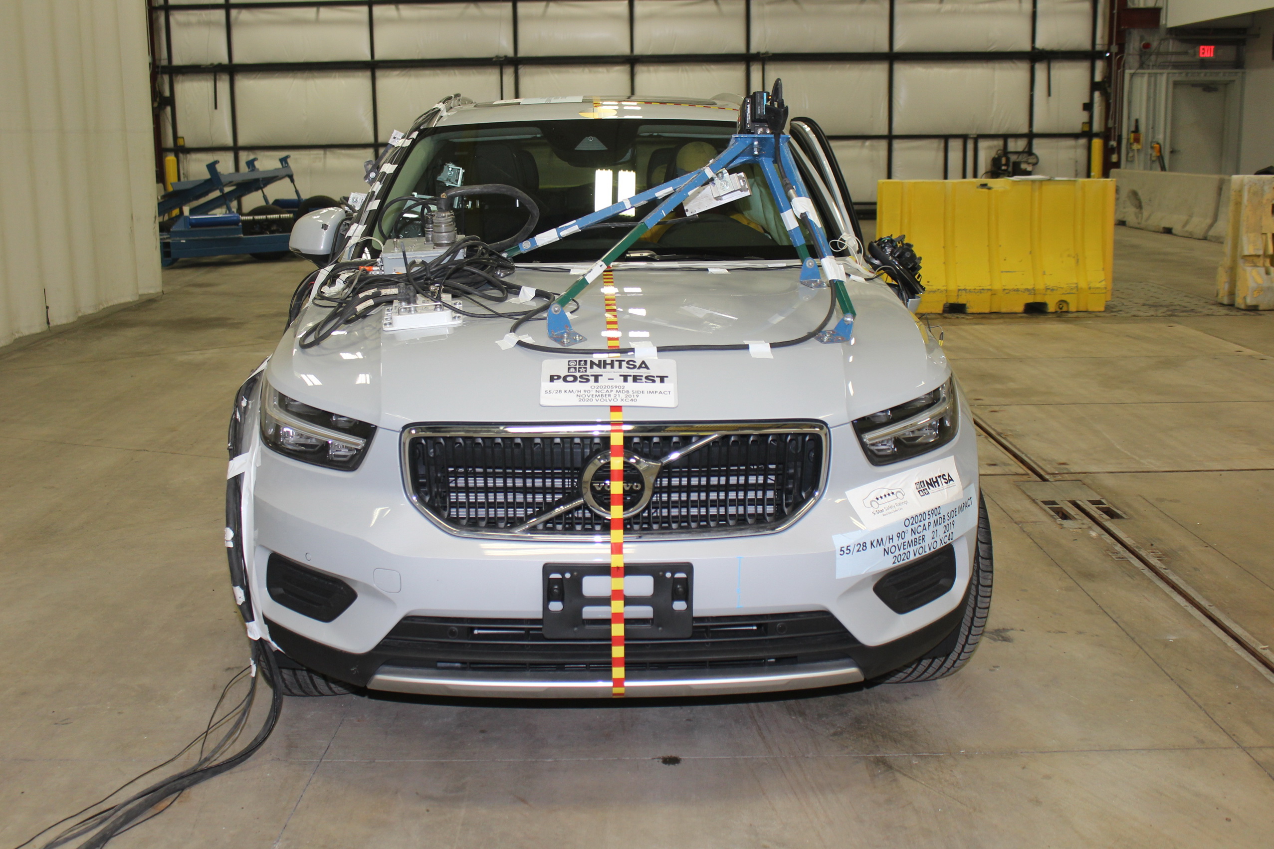 2020 VOLVO XC40 T4 crash image 4