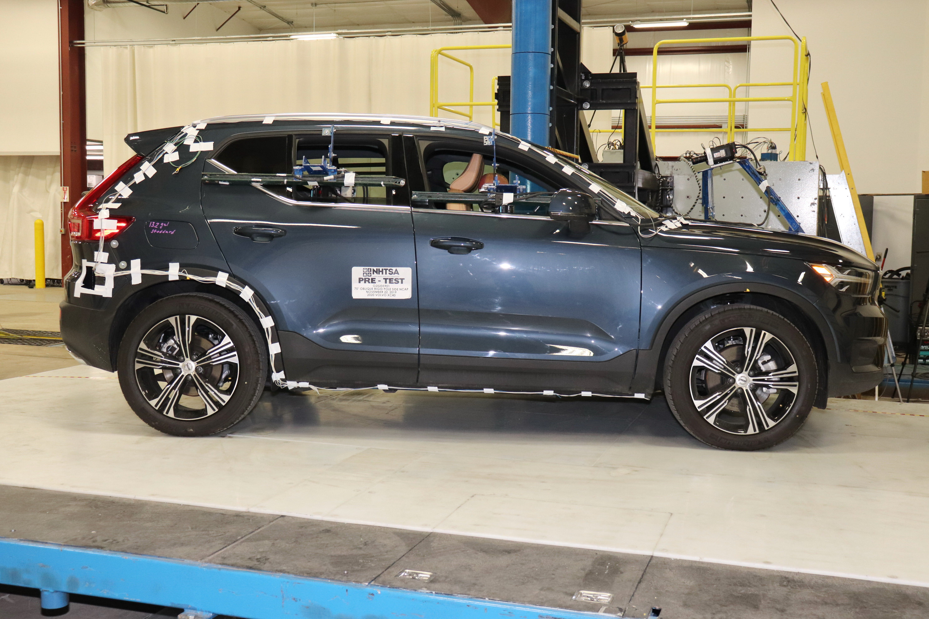 2020 VOLVO XC40 T4 crash image 13