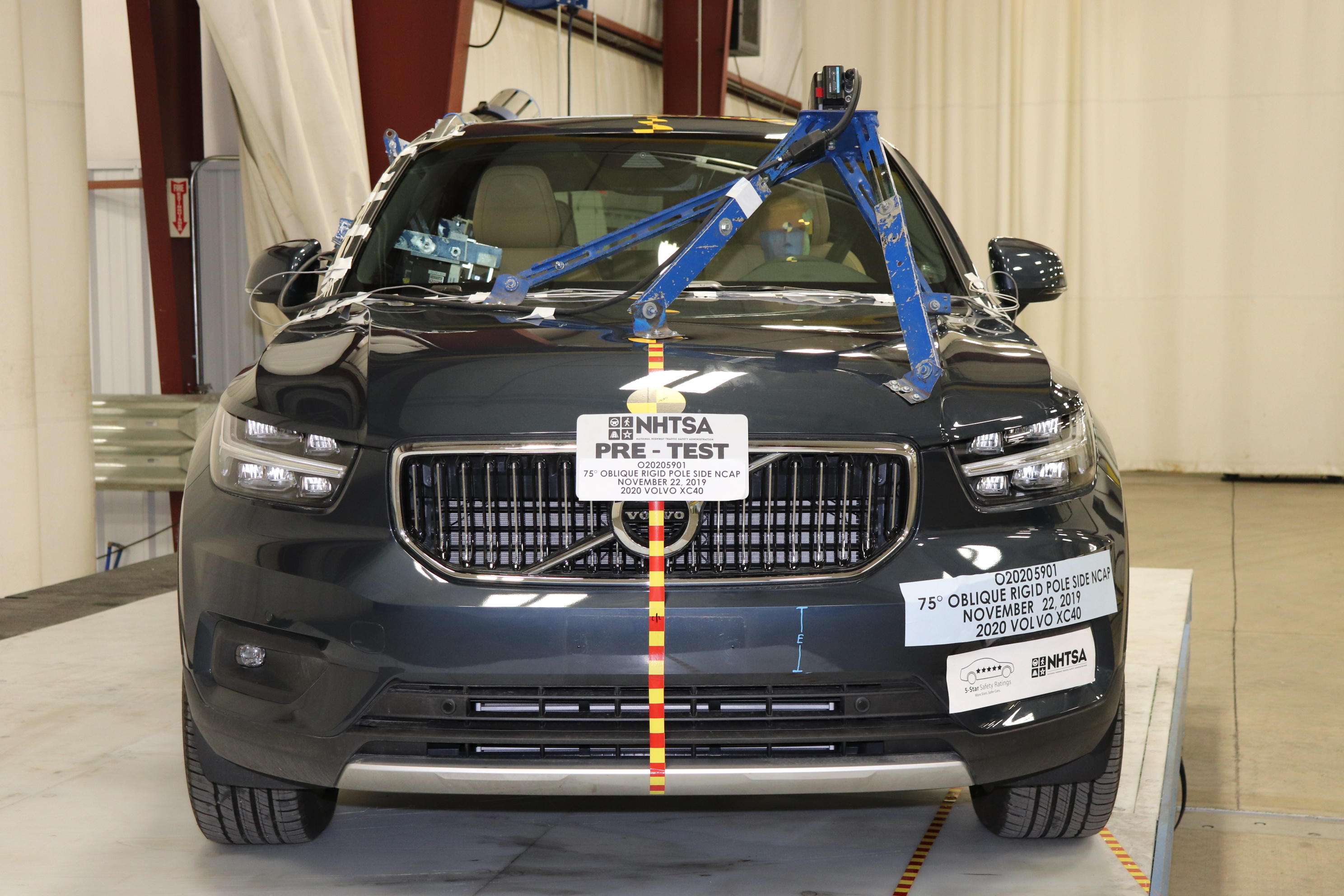 2020 VOLVO XC40 T4 crash image 3