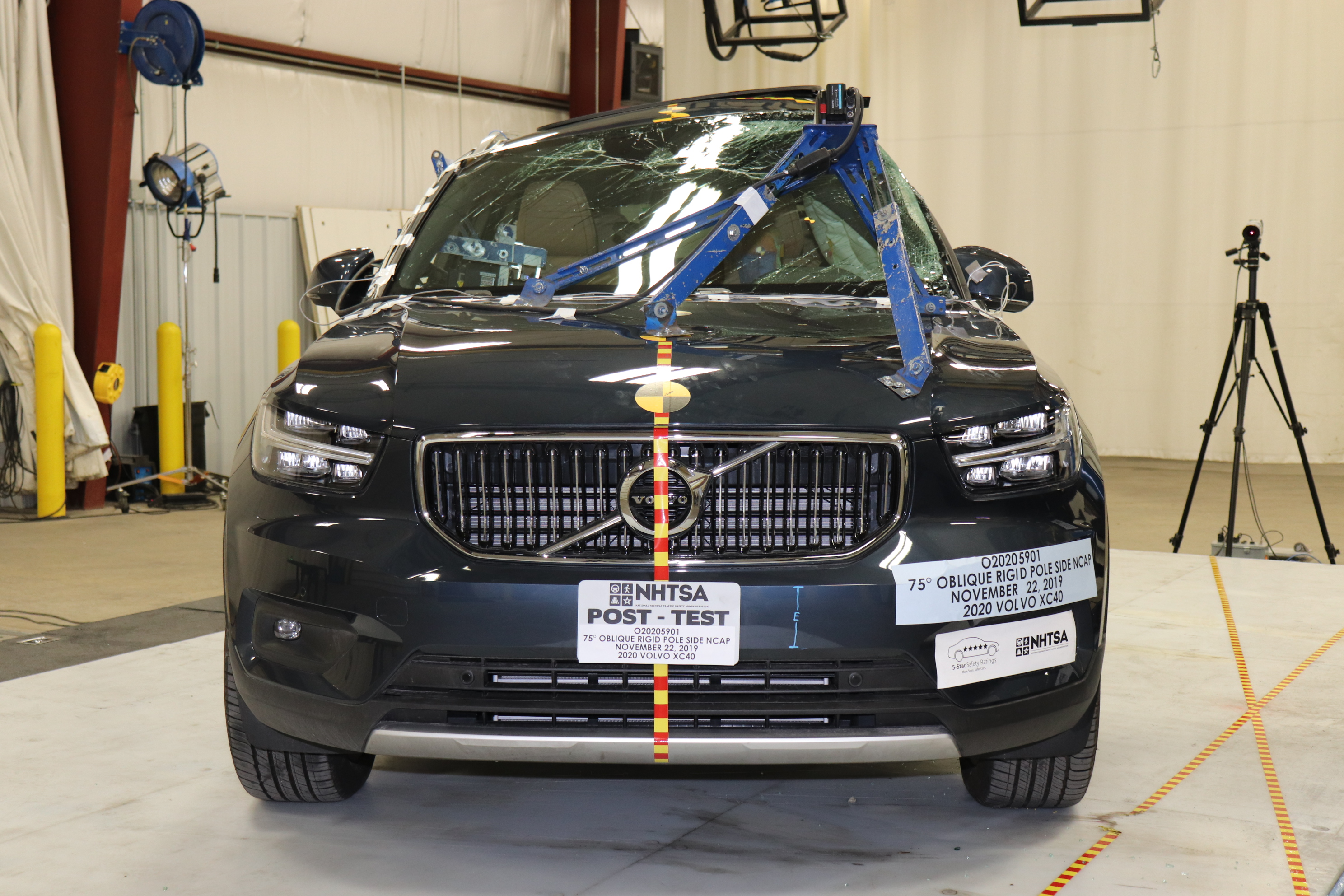 2020 VOLVO XC40 T4 crash image 4