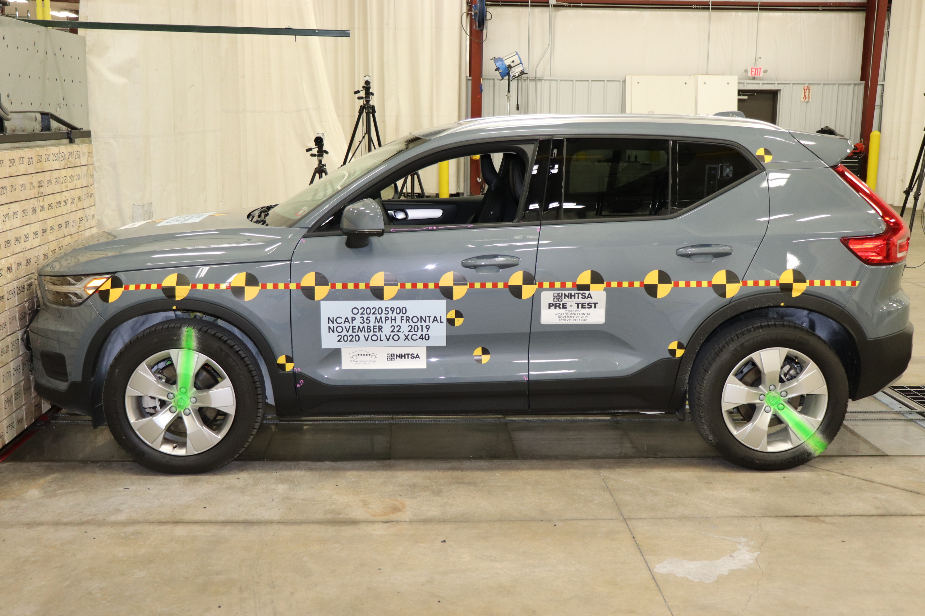 2020 VOLVO XC40 T4 crash image 10