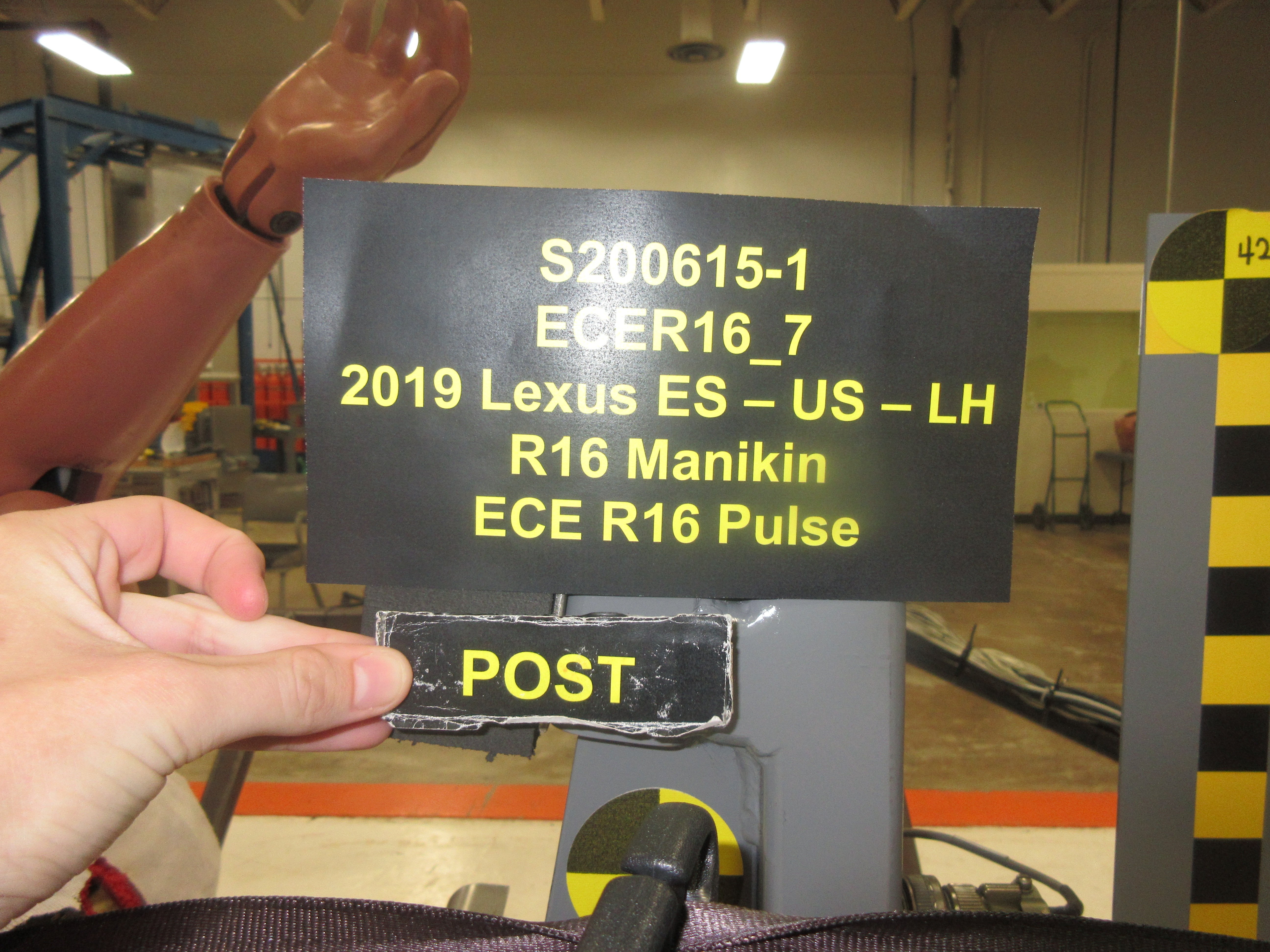 2019 LEXUS ES 350 crash-test photo