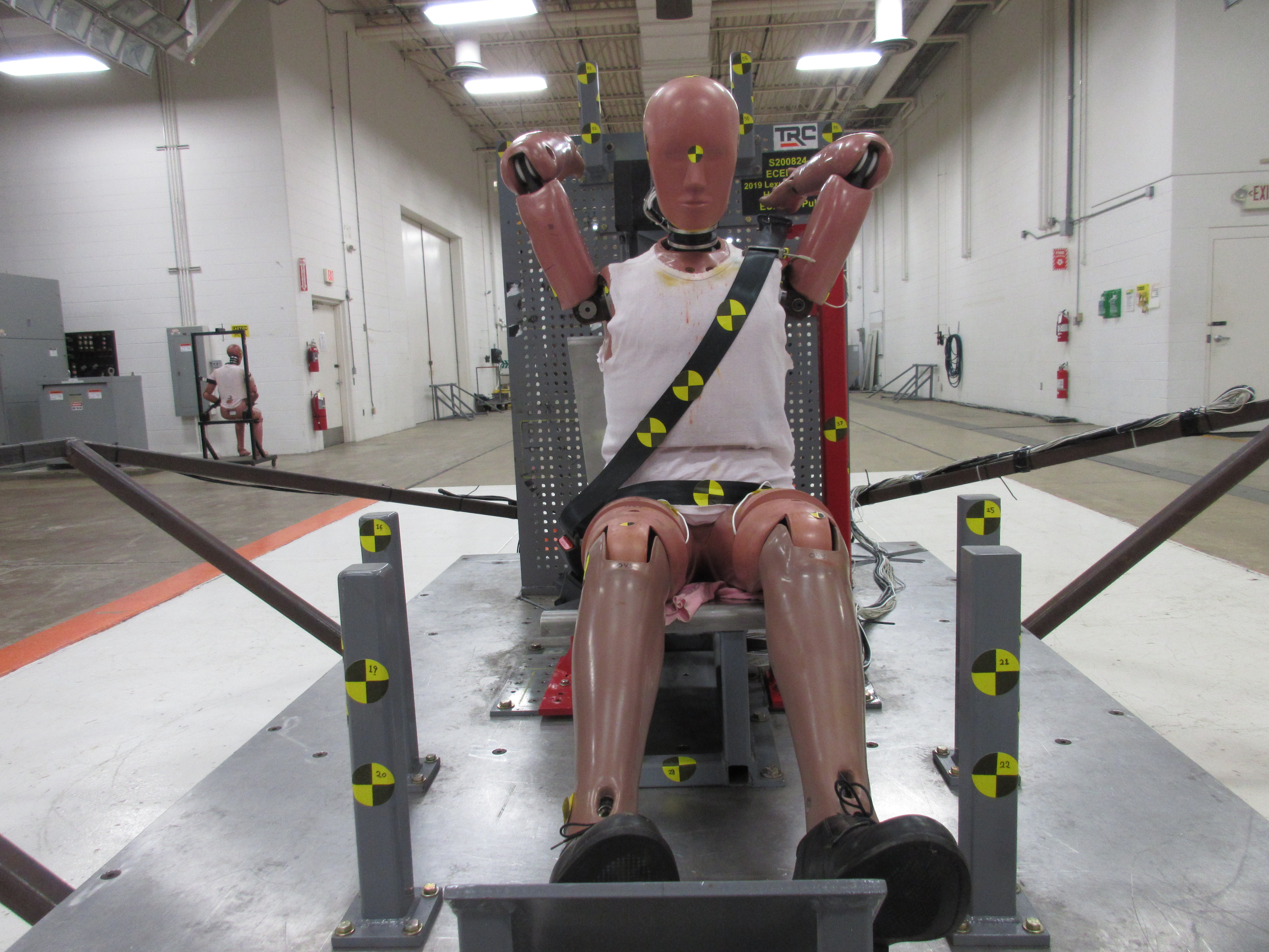 2019 LEXUS ES 350 crash-test photo