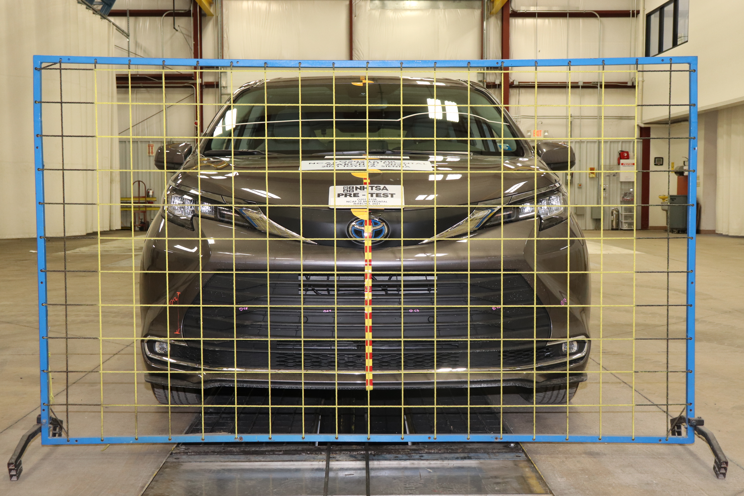 2021 TOYOTA SIENNA crash-test photo