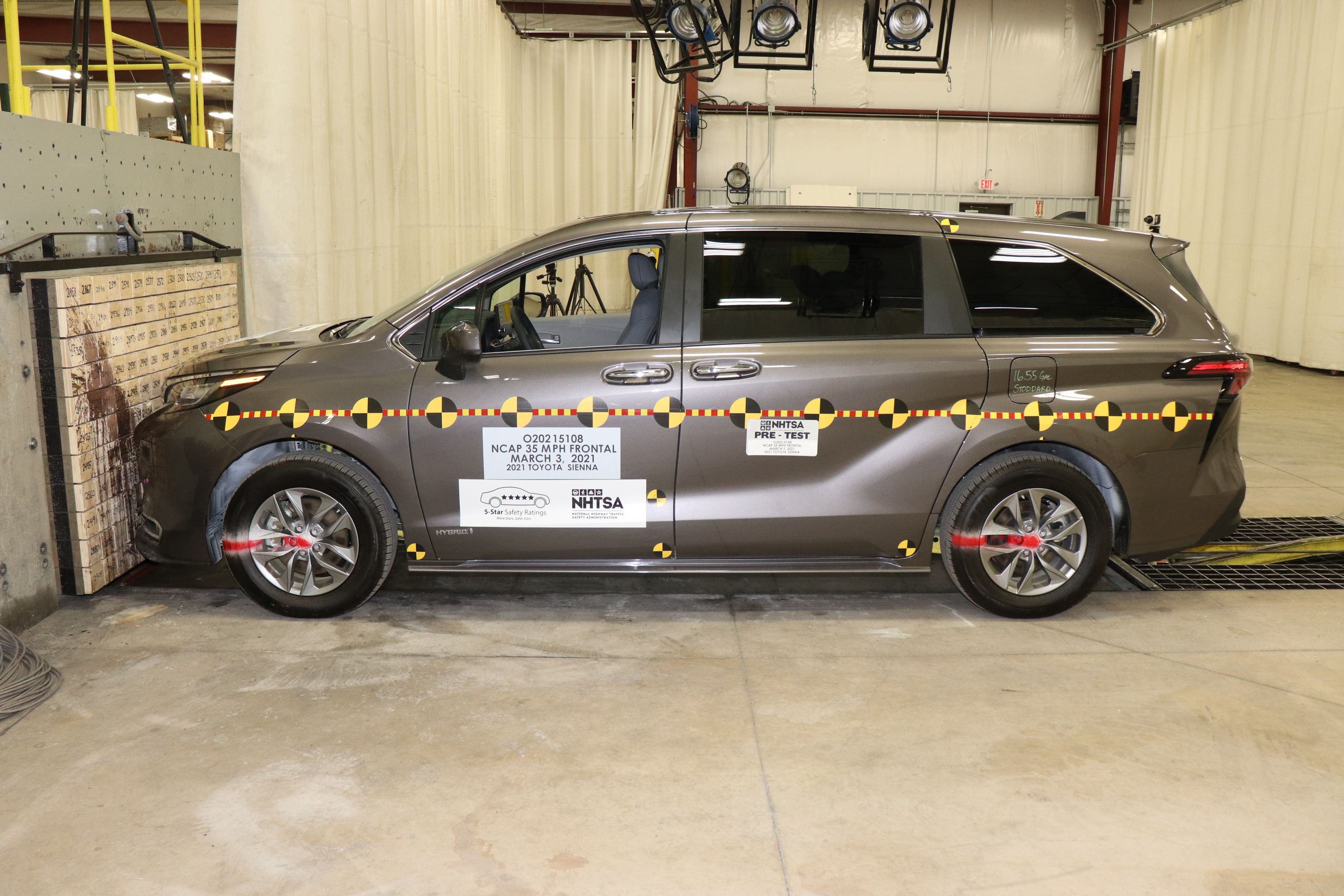2021 TOYOTA SIENNA crash image 11