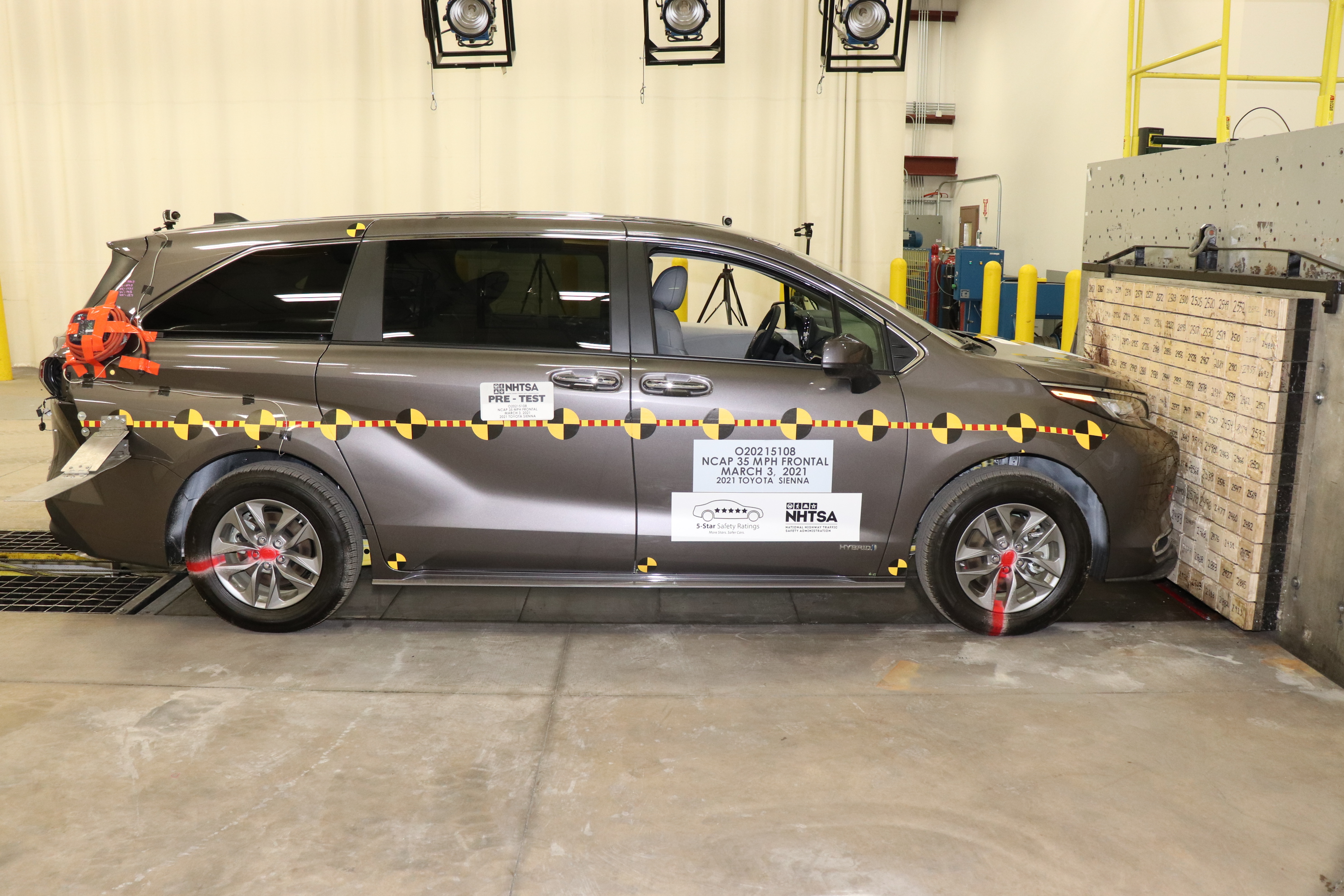 2021 TOYOTA SIENNA crash image 13