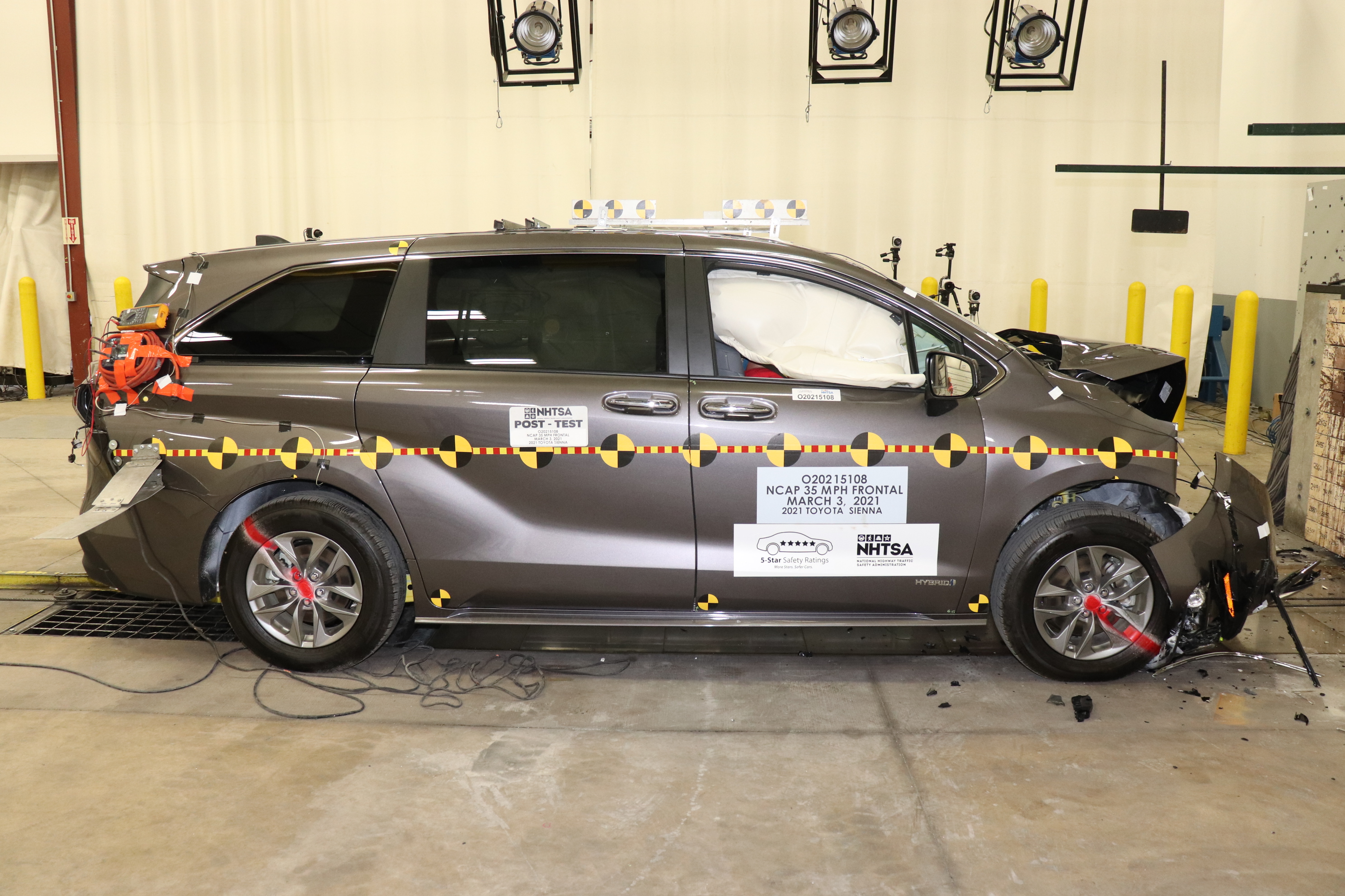 2021 TOYOTA SIENNA crash image 14