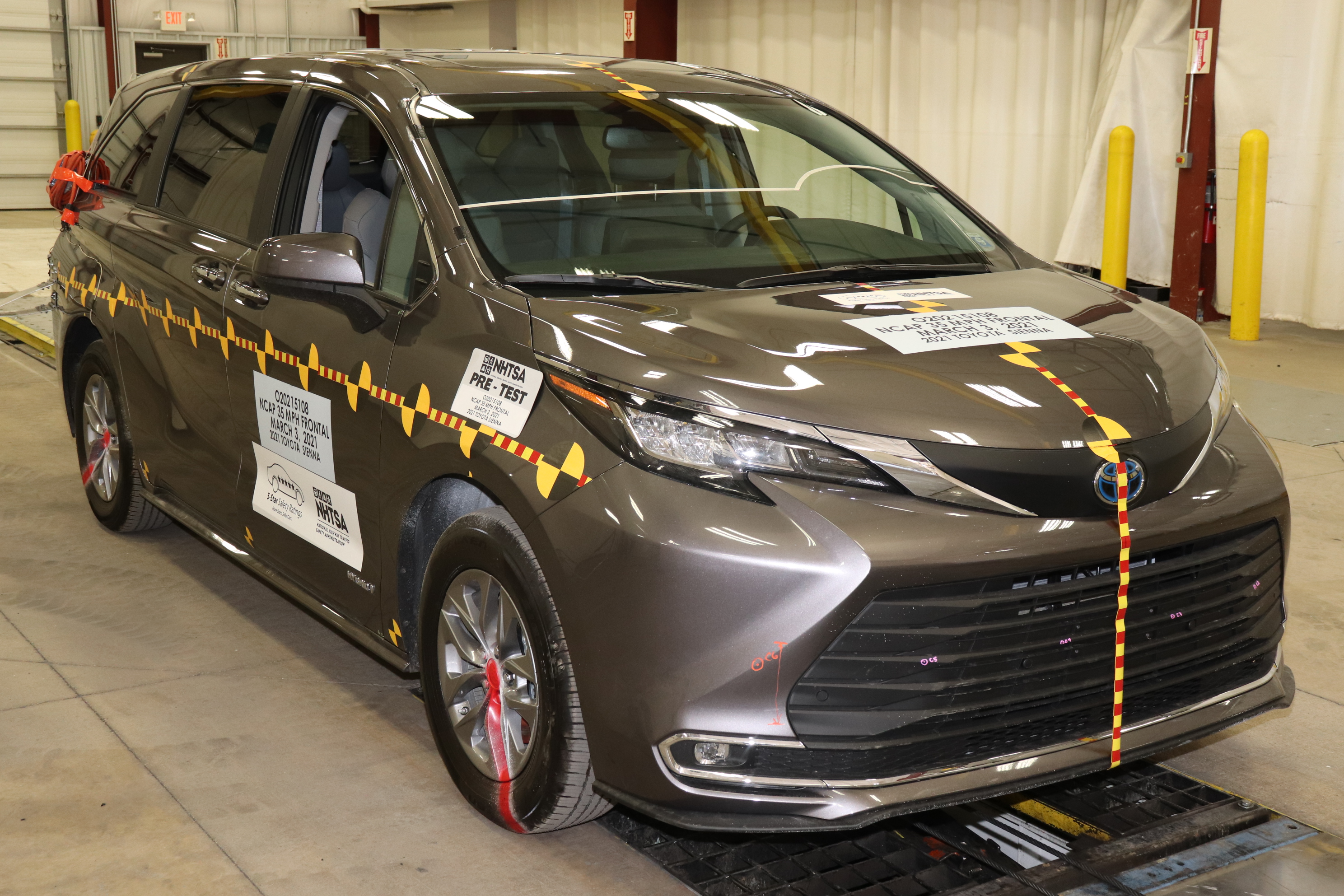 2021 TOYOTA SIENNA crash image 15