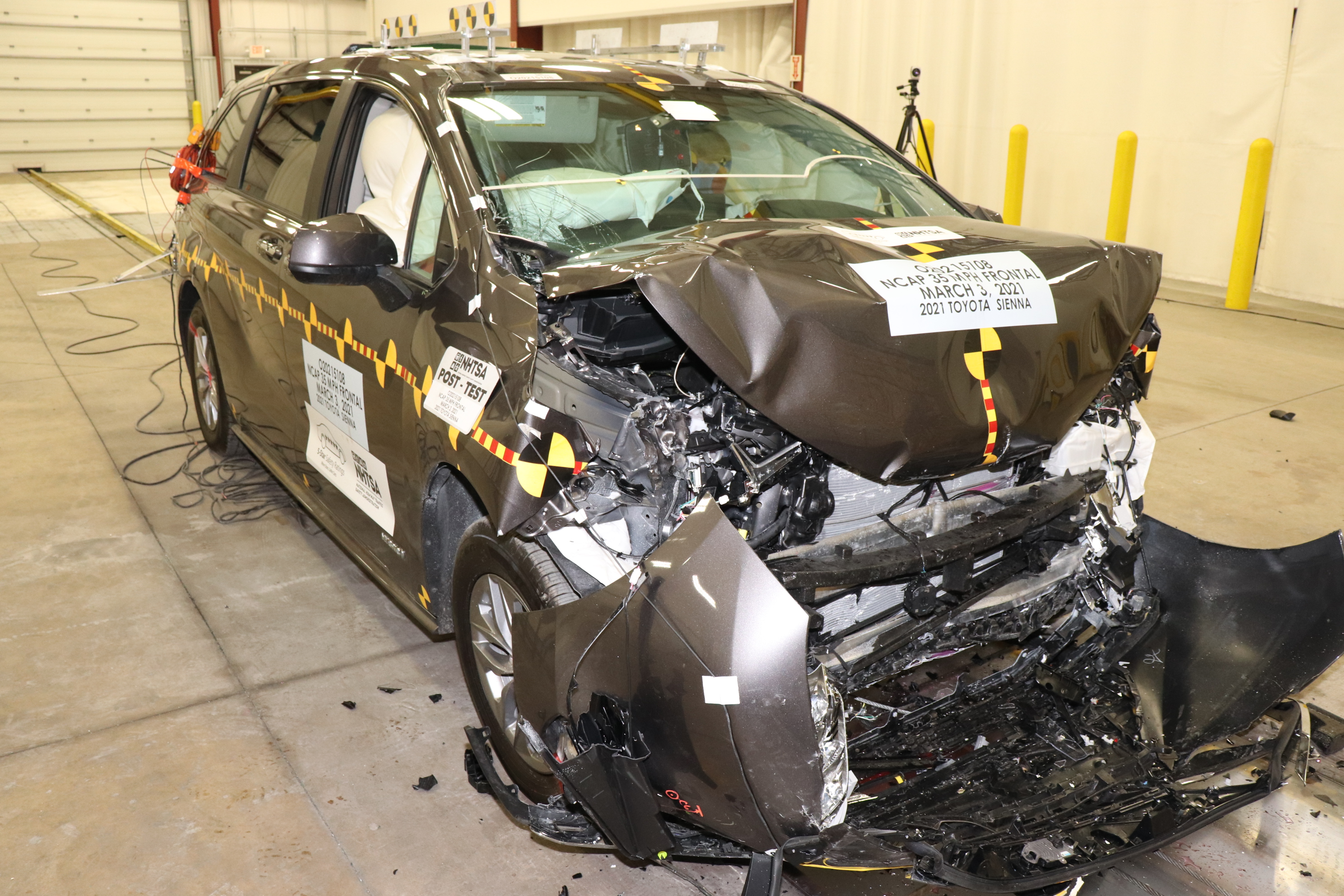 2021 TOYOTA SIENNA crash image 16