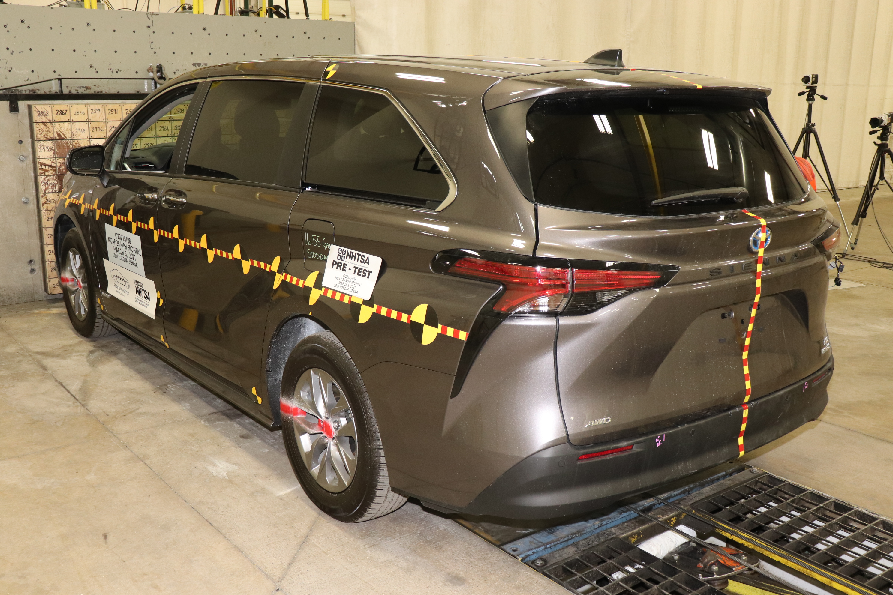 2021 TOYOTA SIENNA crash image 17