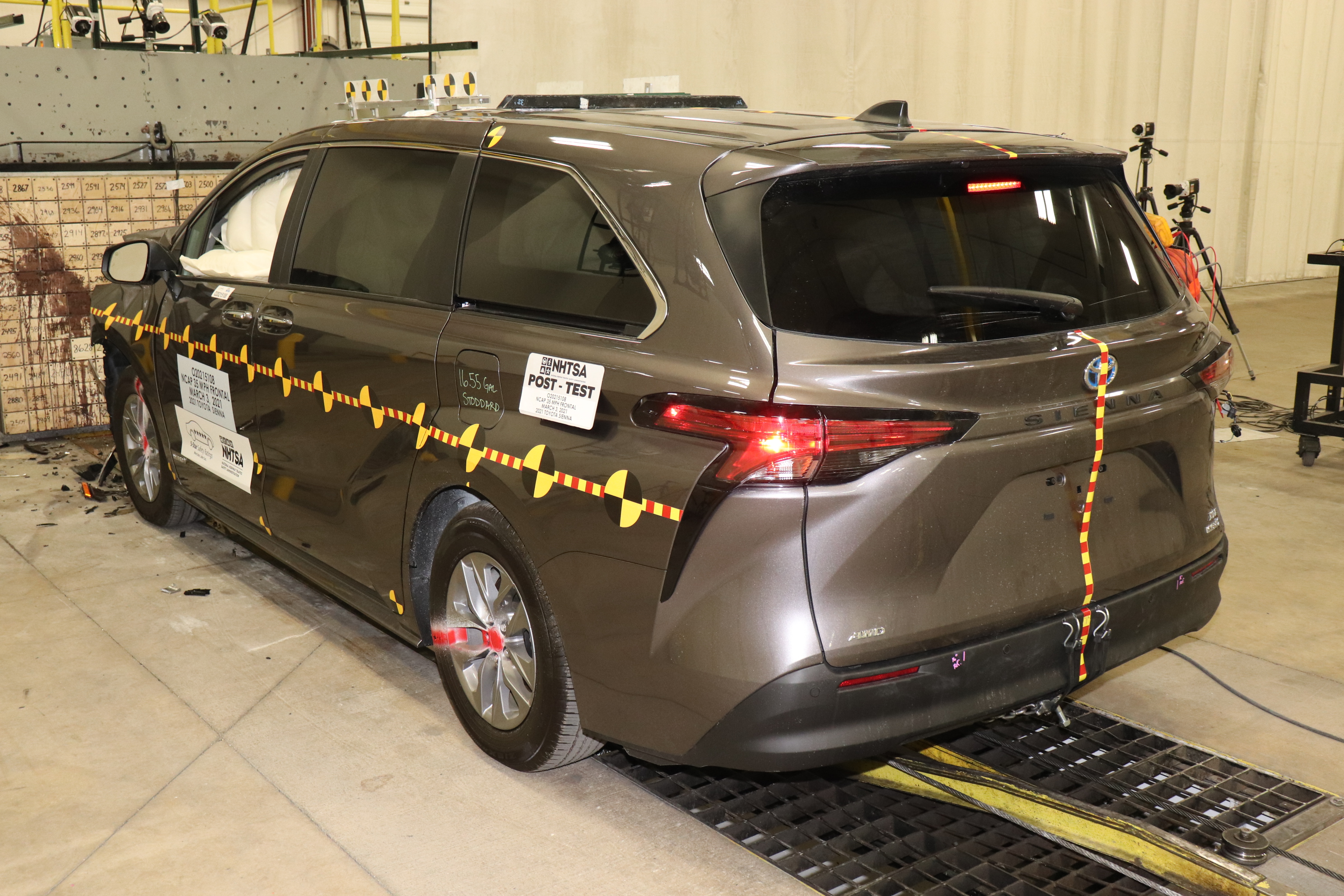 2021 TOYOTA SIENNA crash image 18
