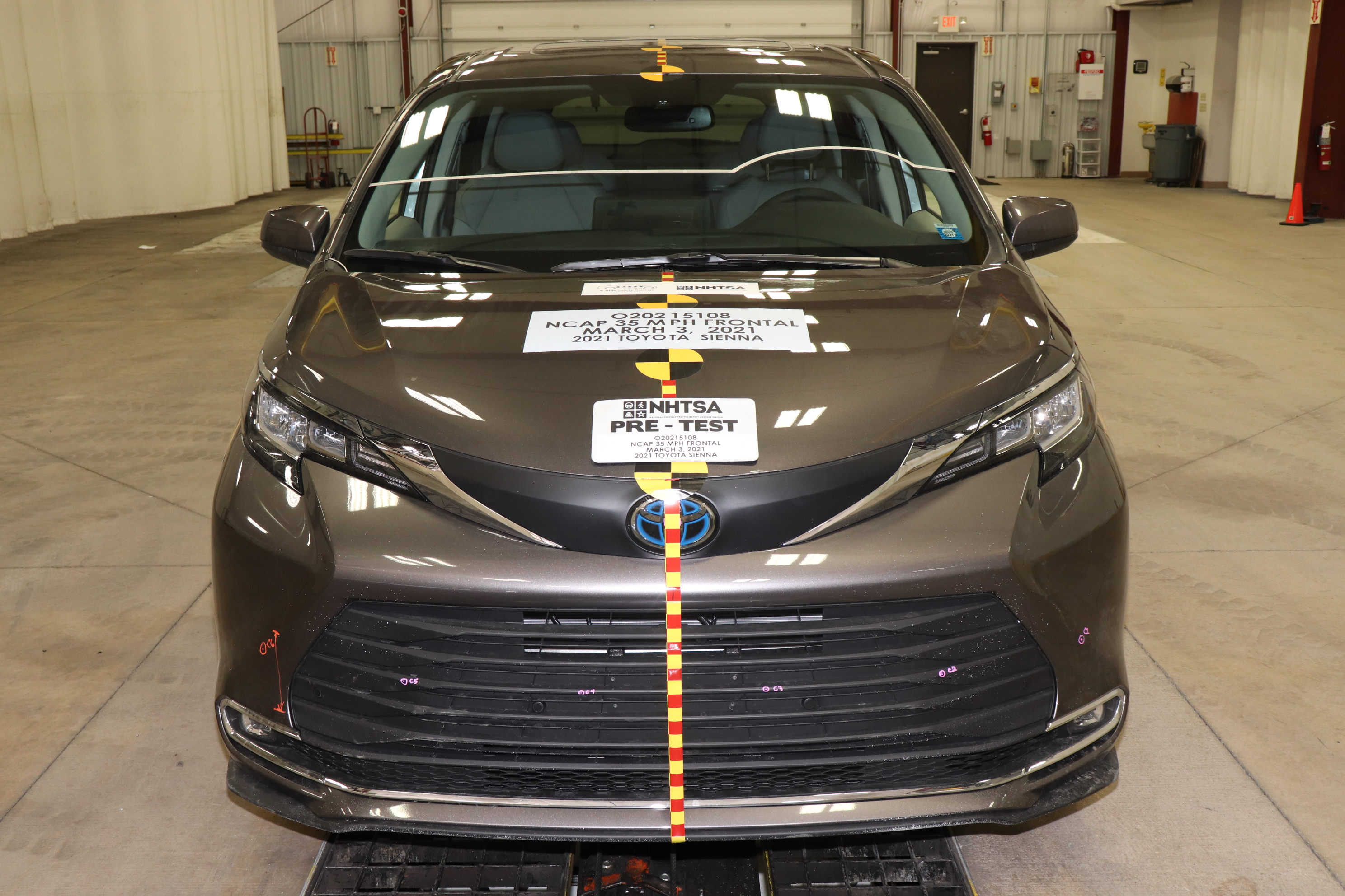 2021 TOYOTA SIENNA crash image 9
