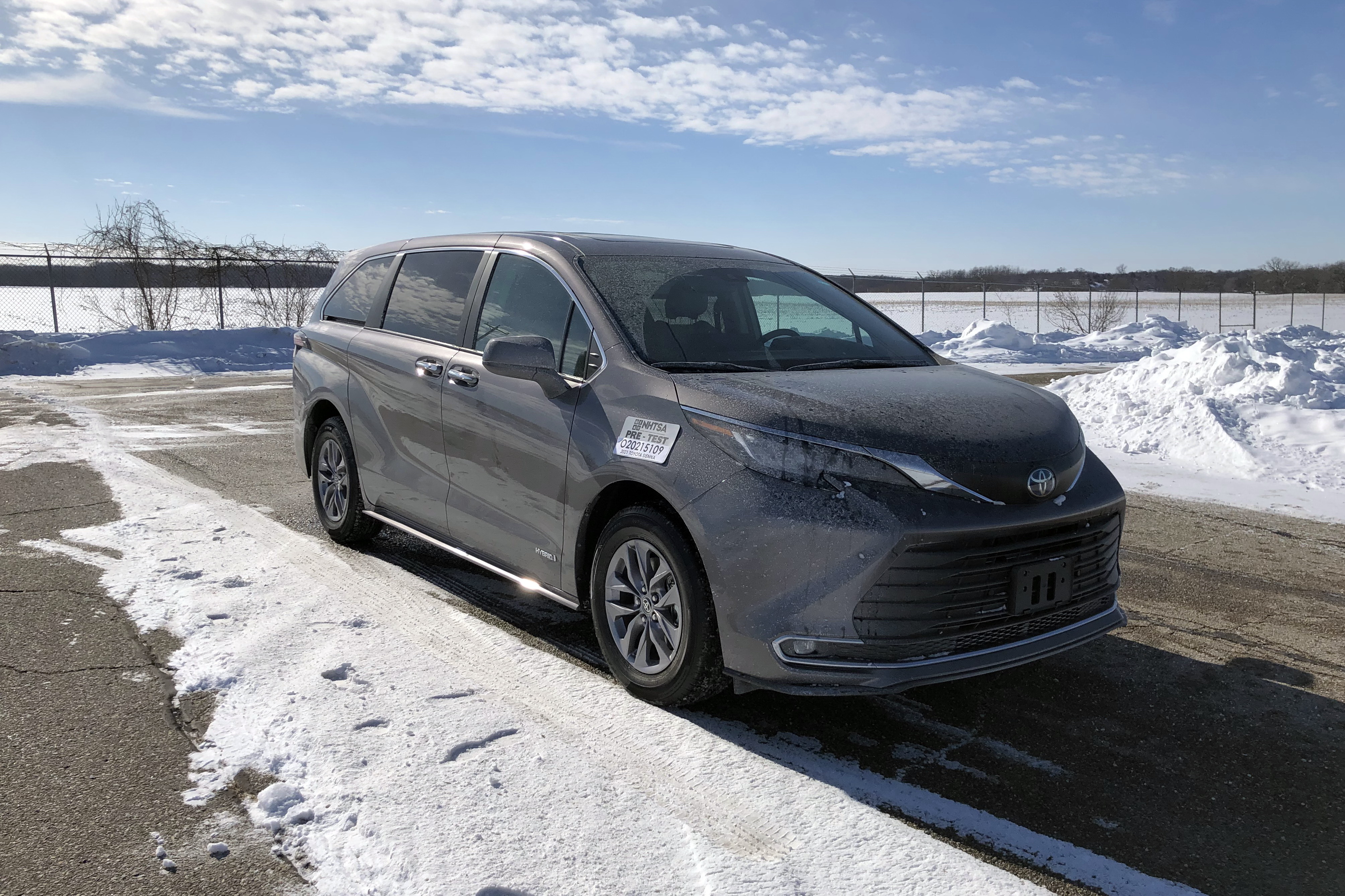 2021 TOYOTA SIENNA HYBRID crash-test photo