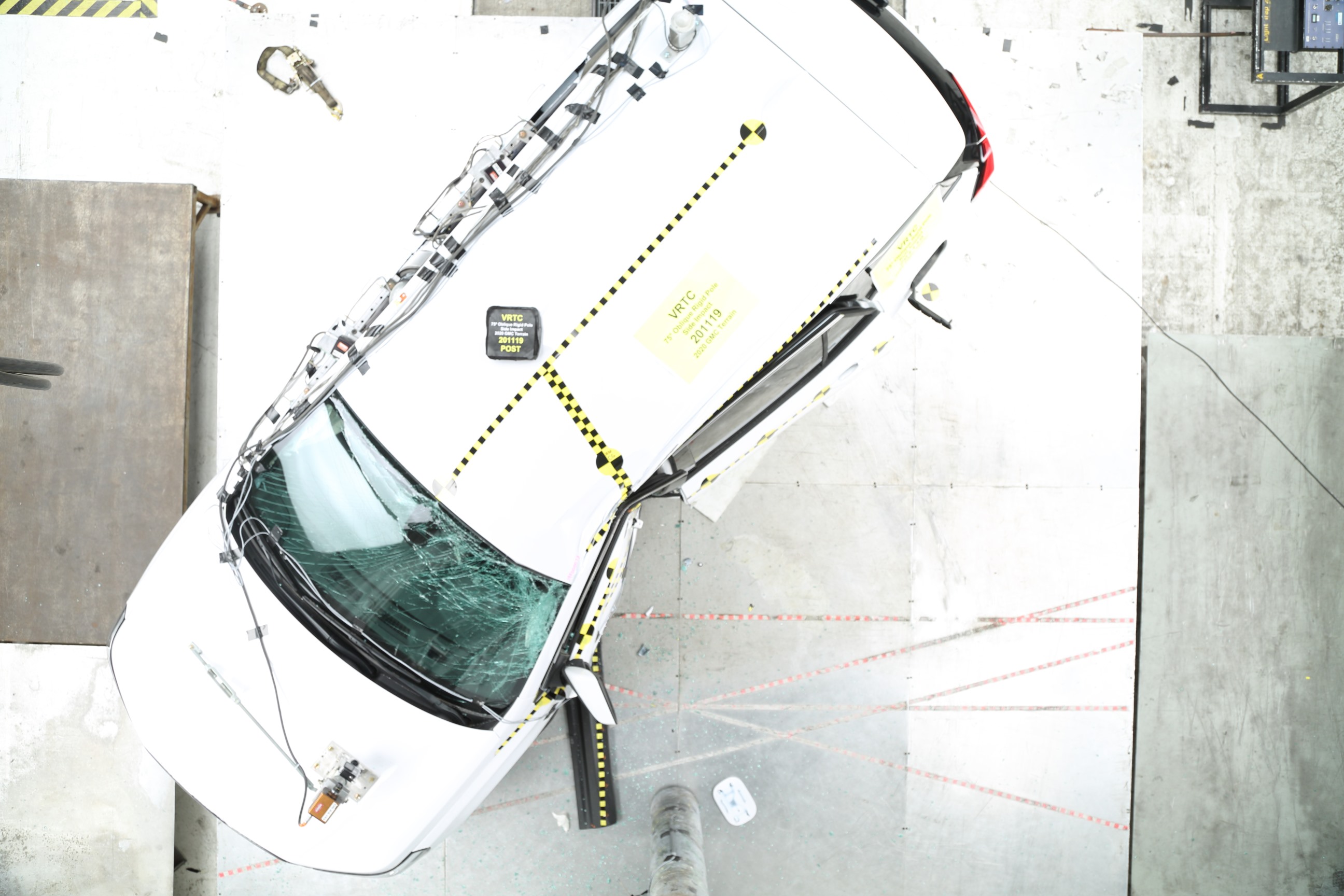2020 GMC TERRAIN crash image 16