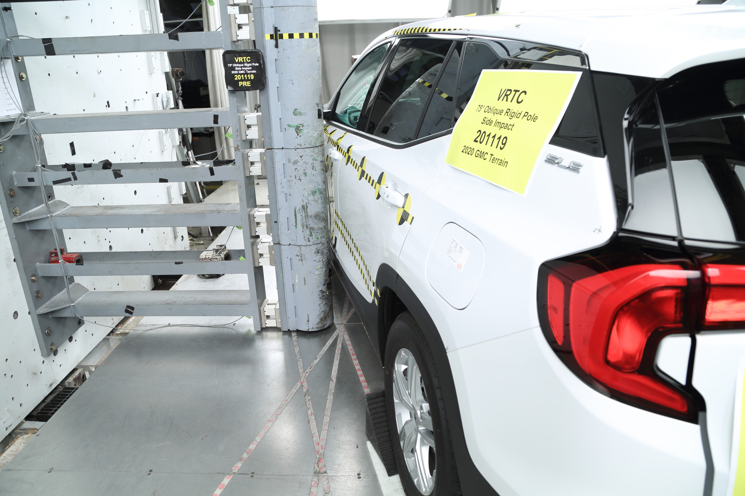 2020 GMC TERRAIN crash image 18
