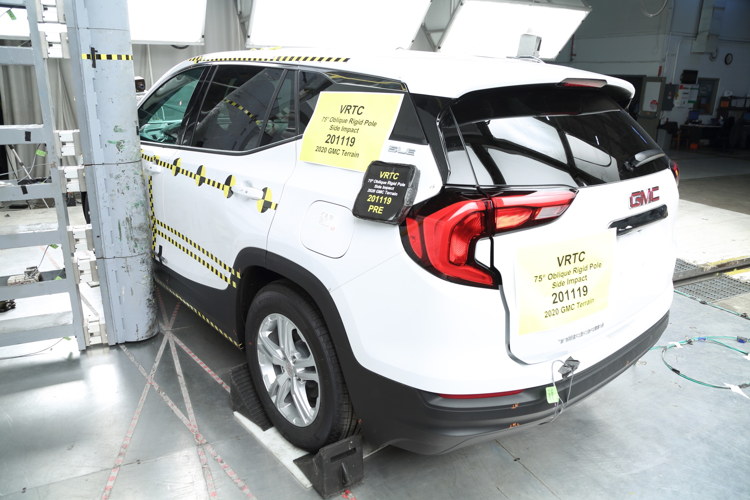 2020 GMC TERRAIN crash image 9