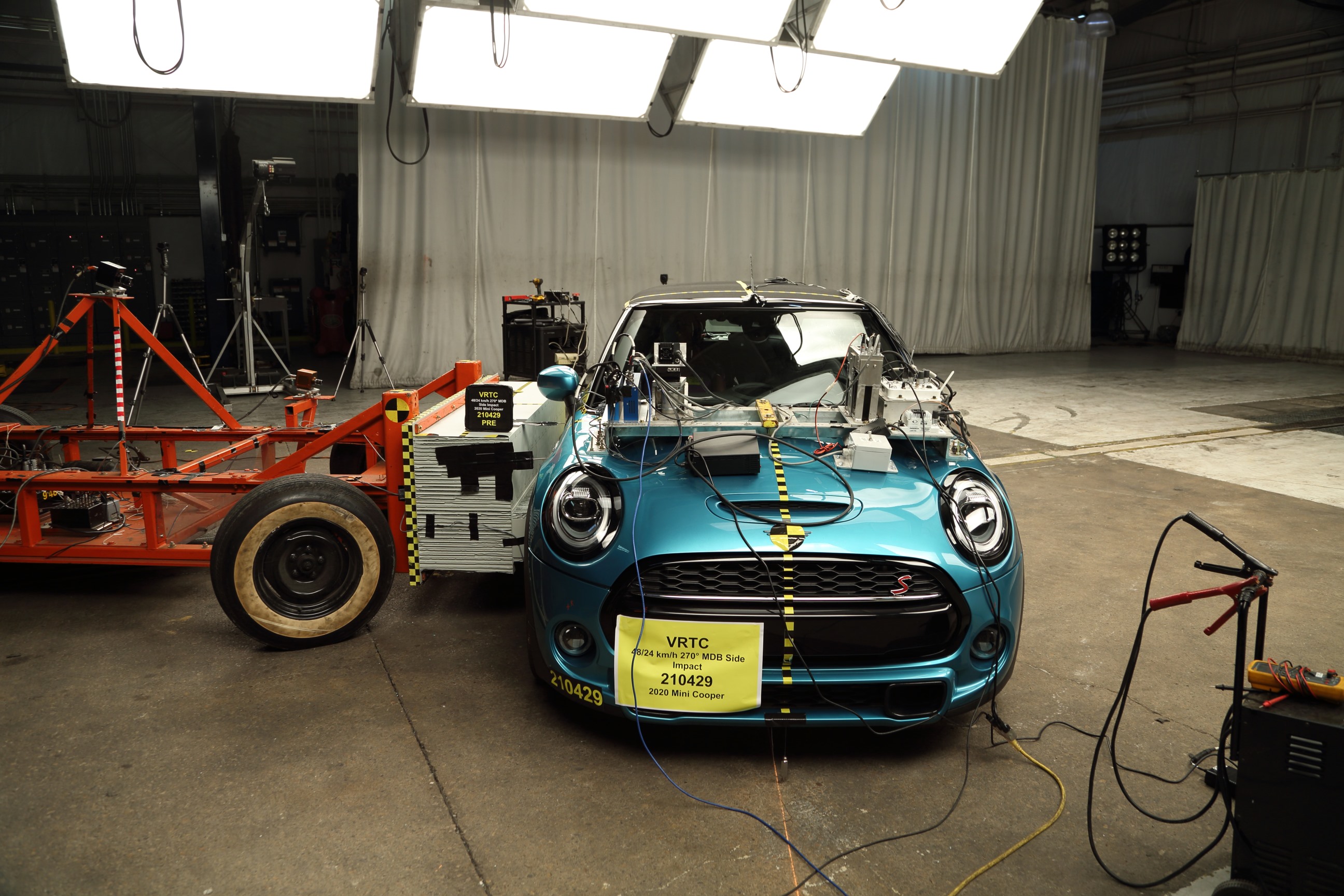 2020 MINI COOPER crash-test photo