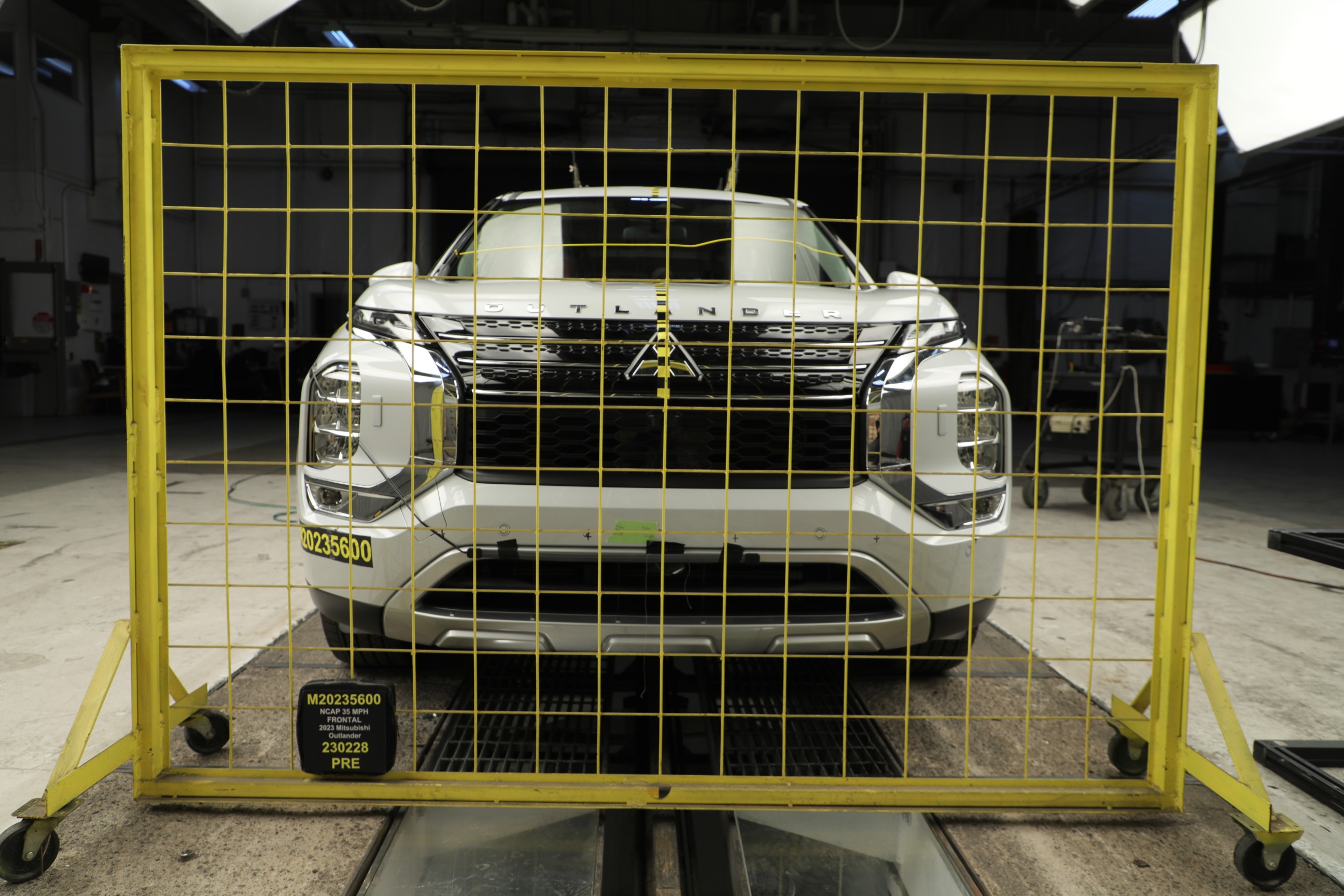 2023 MITSUBISHI OUTLANDER crash image