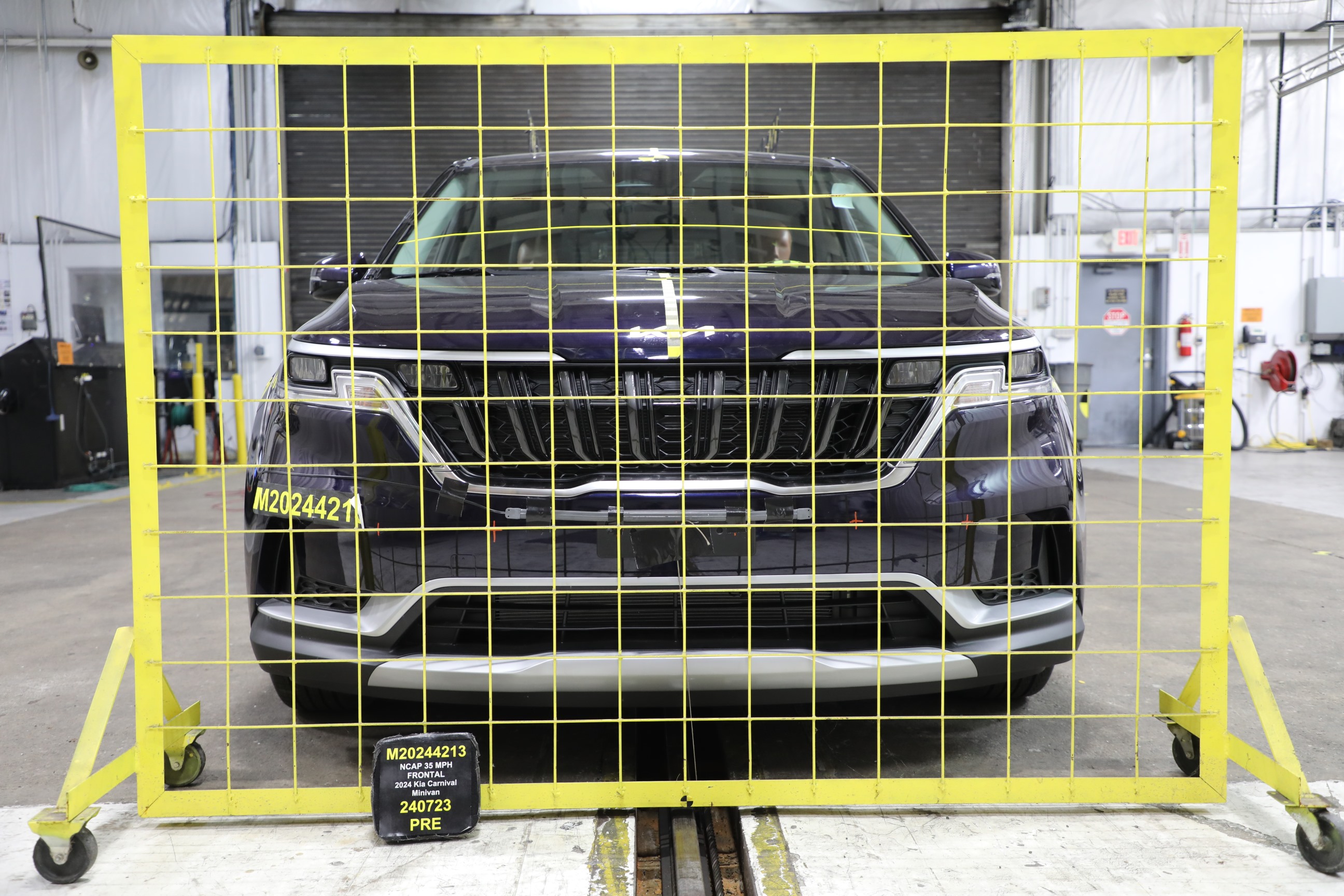 2024 KIA CARNIVAL crash image