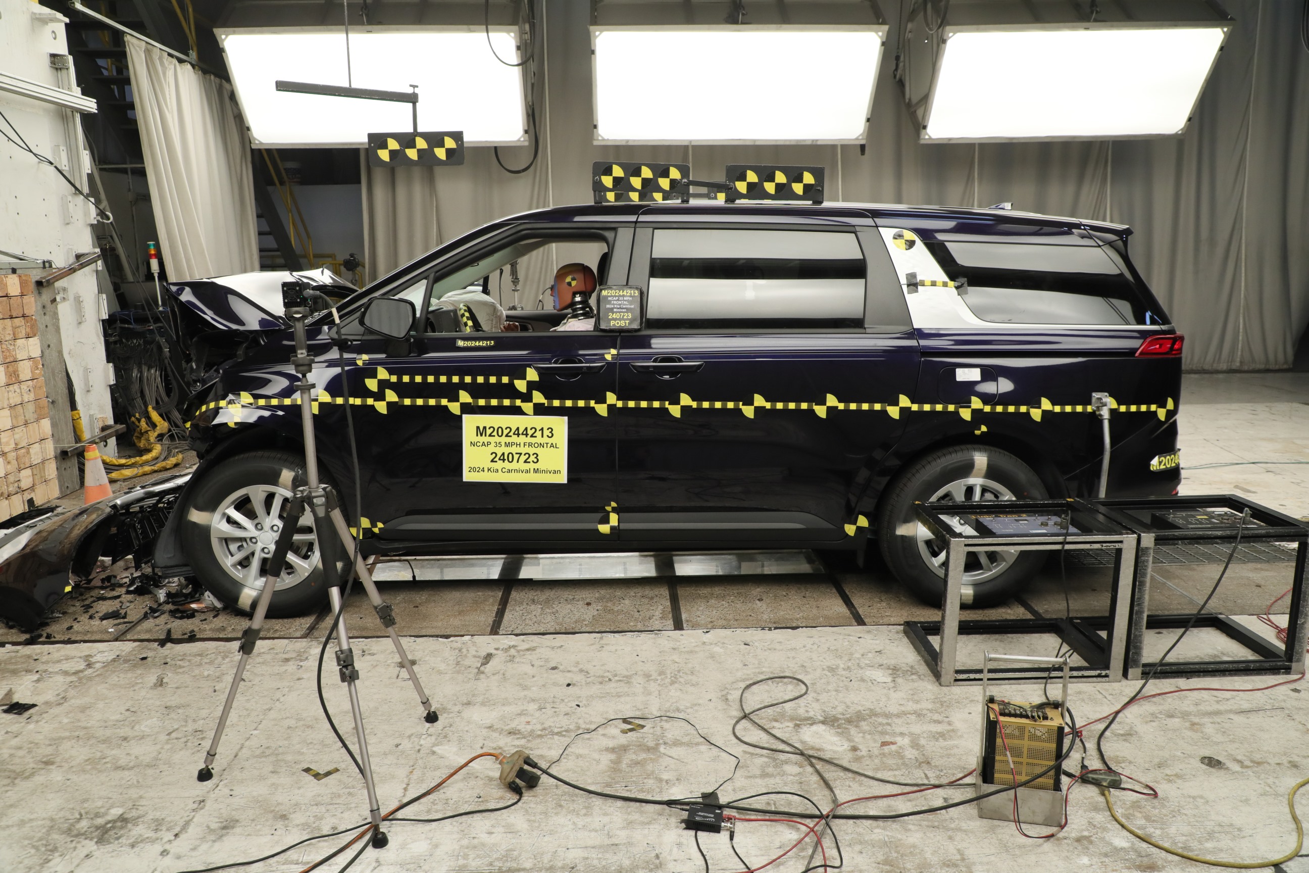 2024 KIA CARNIVAL crash image 11