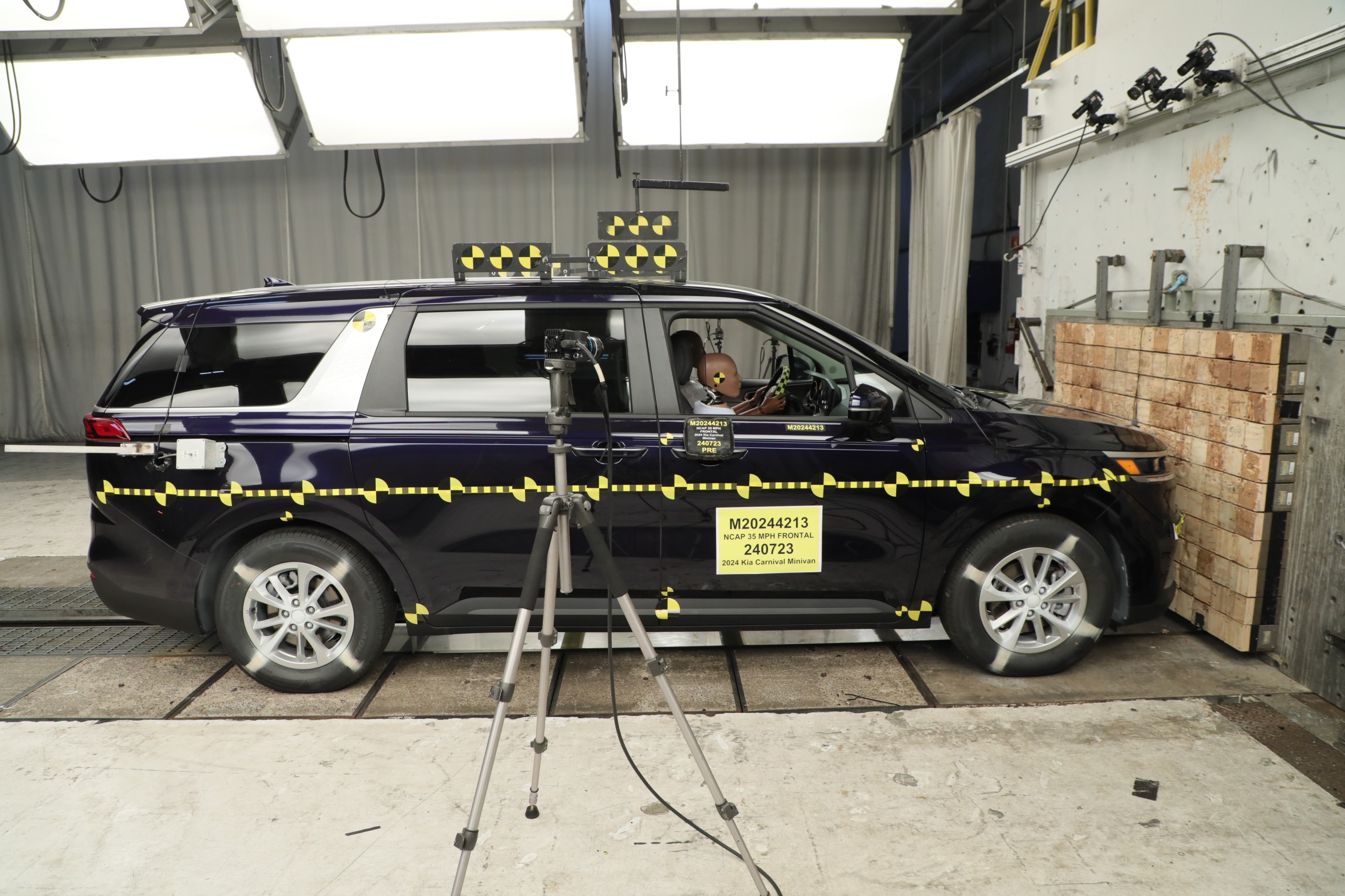 2024 KIA CARNIVAL crash image 12