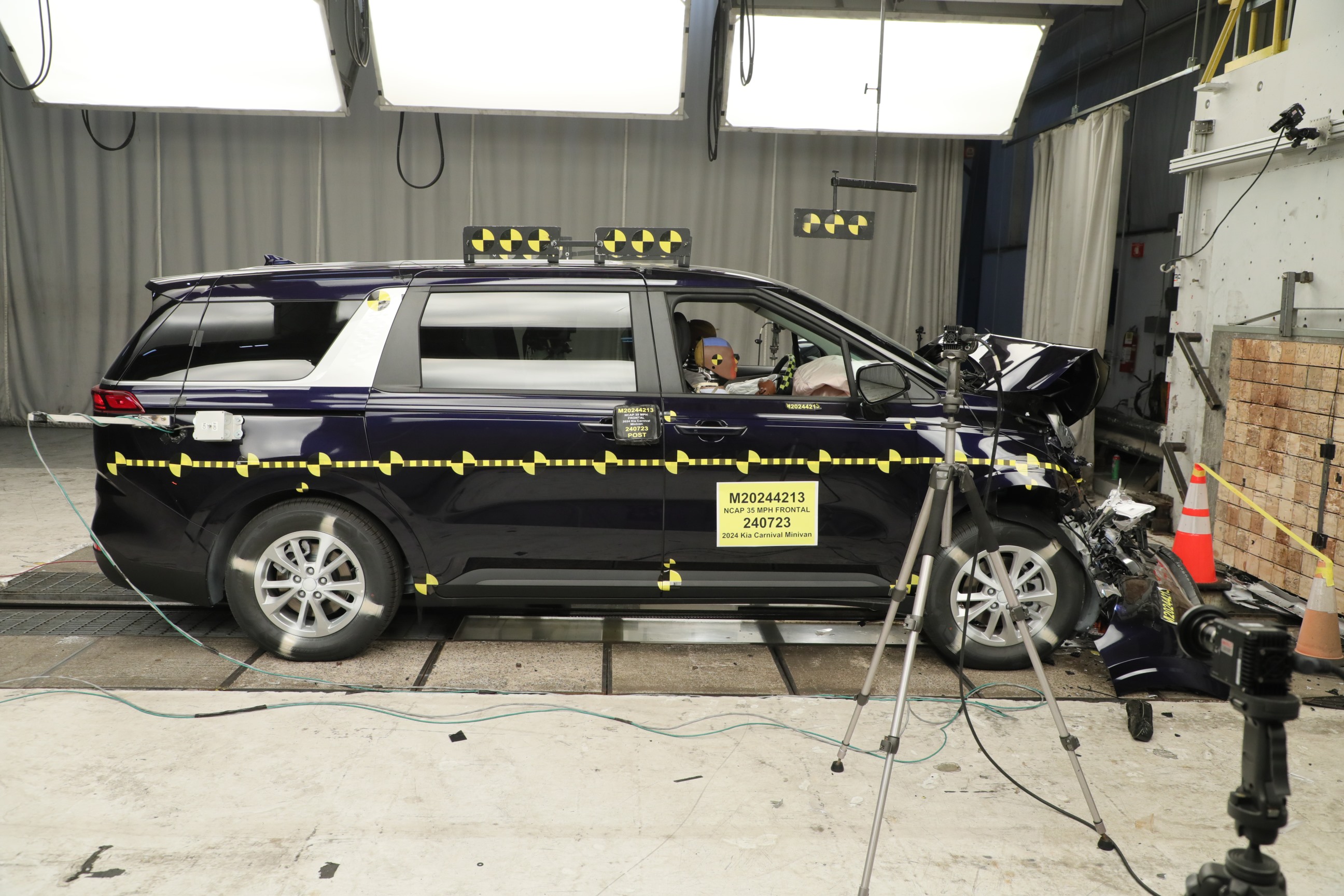 2024 KIA CARNIVAL crash image 13