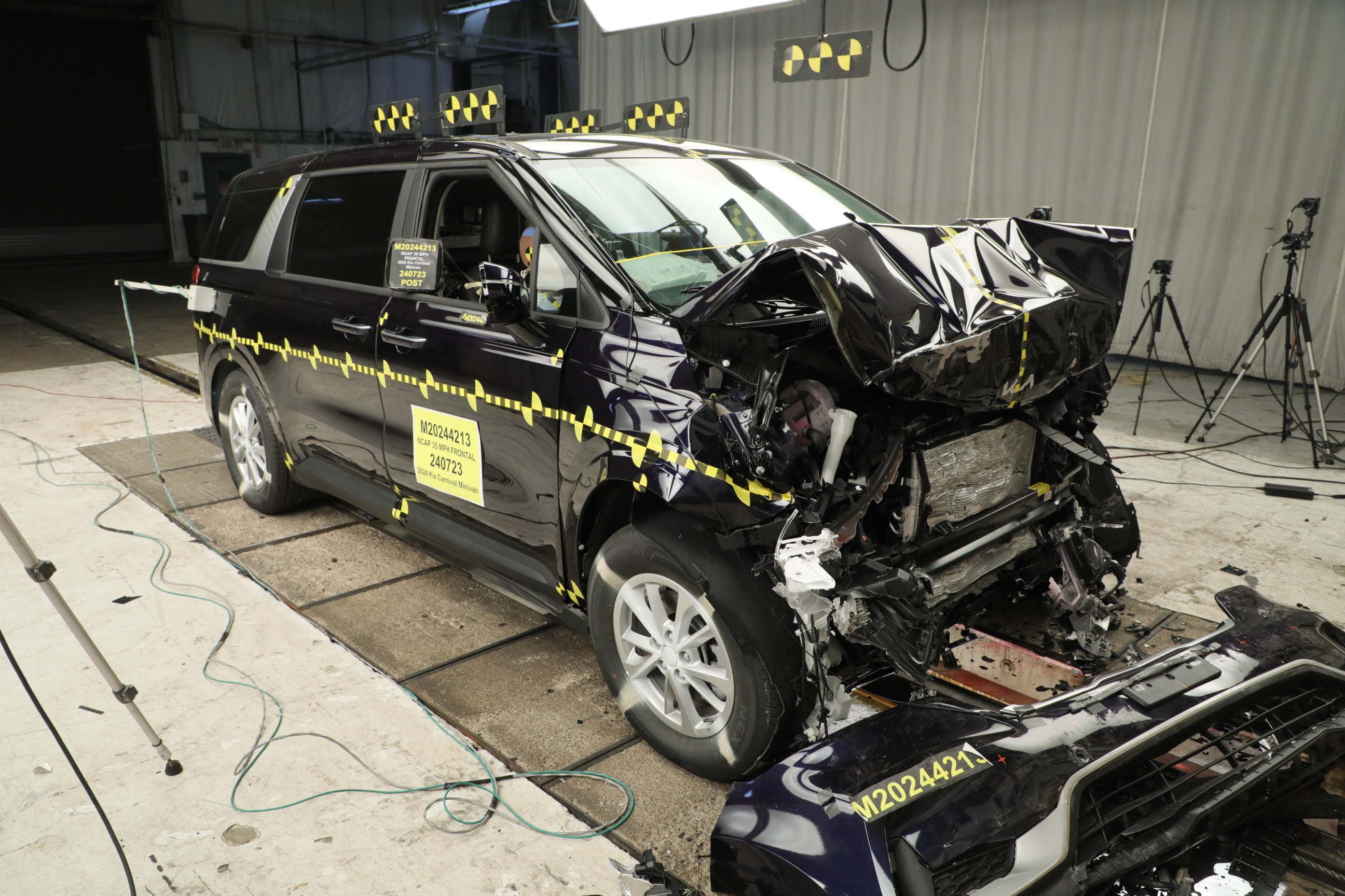 2024 KIA CARNIVAL crash image 15